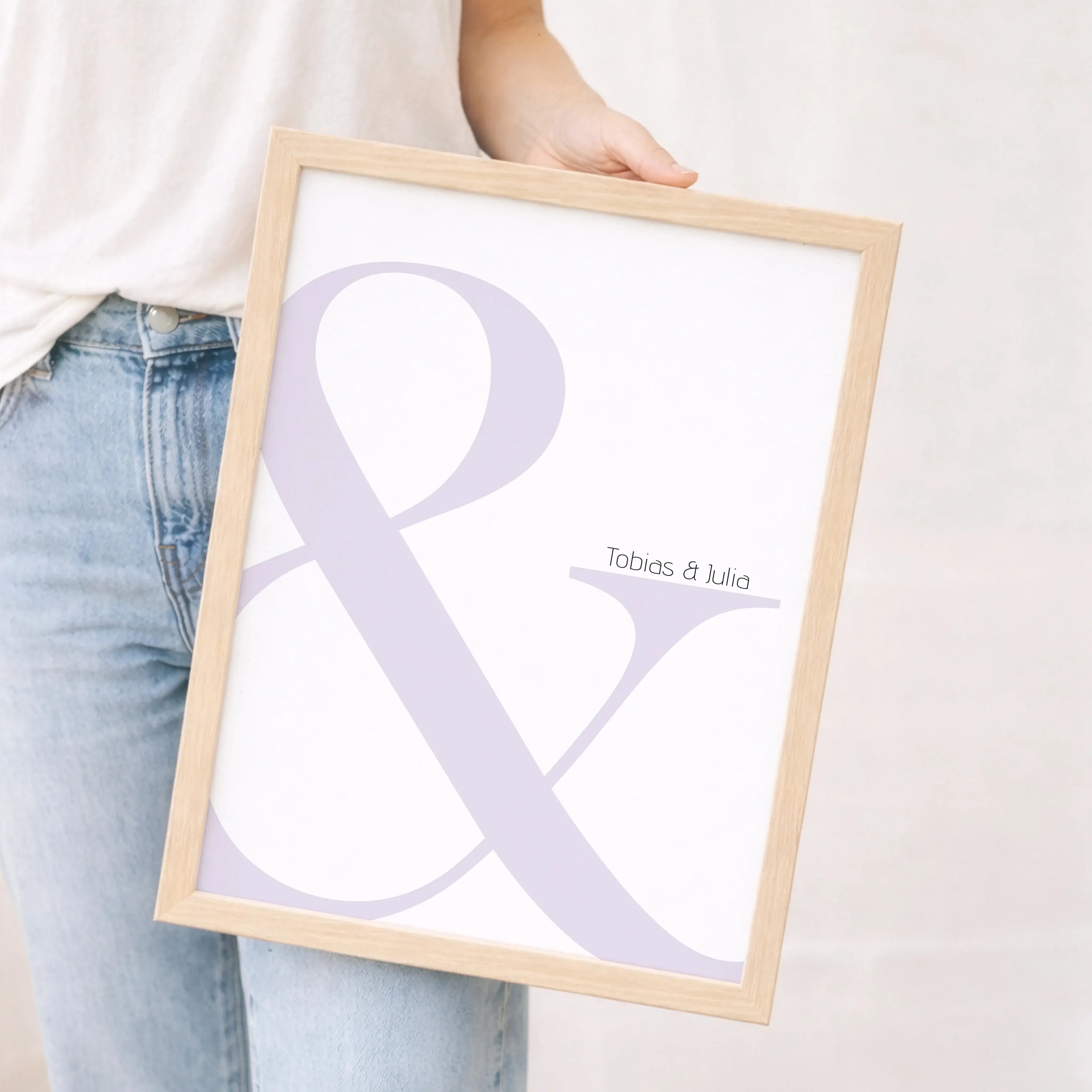 Und Poster-Personalisiertes Poster-famprints-Das Und Poster ist mehr als ein schlichtes Wandbild. Es steht für Verbindung, Zusammenhalt und all die kleinen Momente, die euch als Paar ausmachen. Mit euren Namen personalisiert wird aus einem typografischen