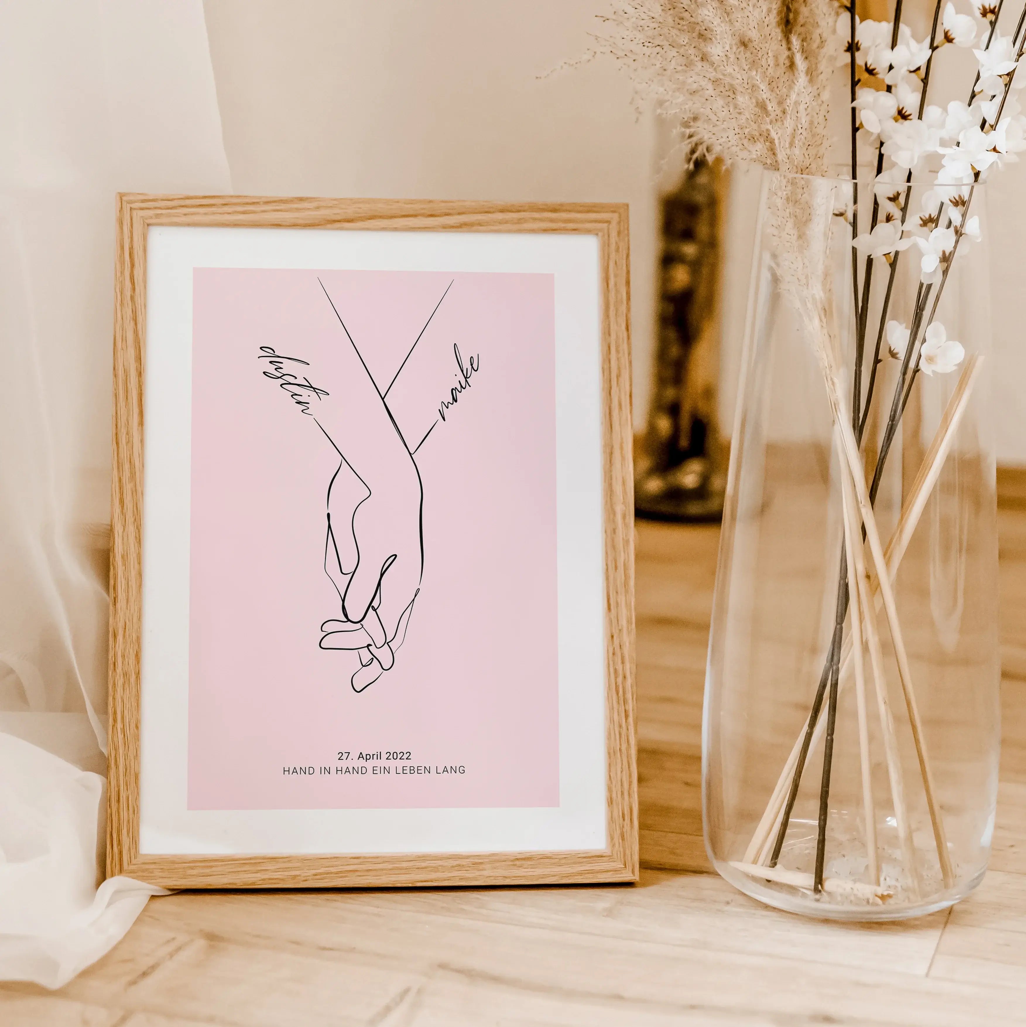 Poster 'Hand in Hand'-famprints-Personalisiertes Poster-Entdecke das einzigartige Hochzeitsposter 'Hand in Hand'! Personalisierbar mit den Vornamen des Brautpaars, ist dieses Poster das ideale Geschenk für frisch vermählte Paare. Gestalte es ganz einfach