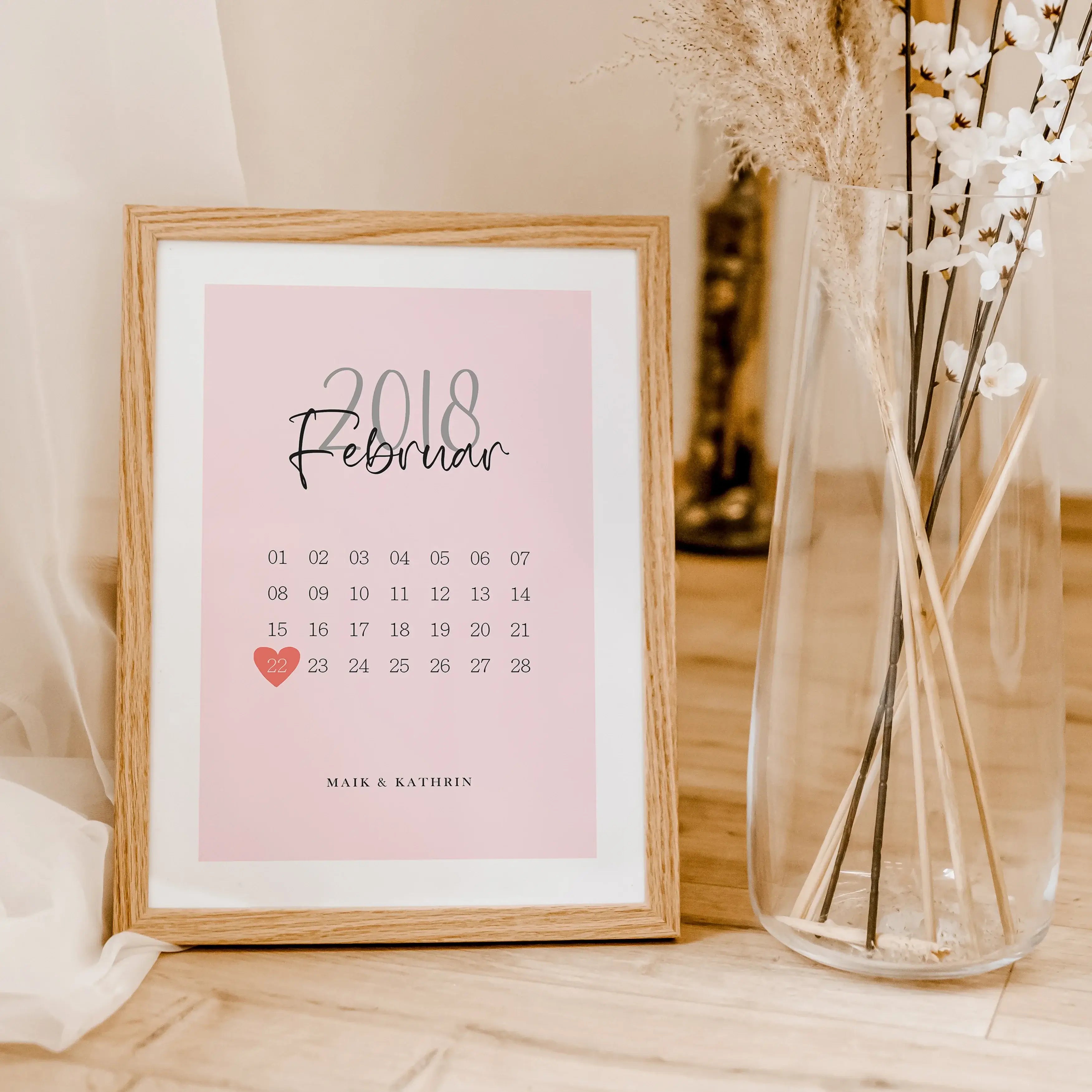 Kalender Poster-famprints-Personalisiertes Poster-Entdecke unser einzigartiges Kalender Poster, das du mit dem Datum deines Kennenlernens, deiner Hochzeit oder einem anderen wichtigen Ereignis personalisieren kannst. Gedruckt auf hochwertigem 250g/m² Prem