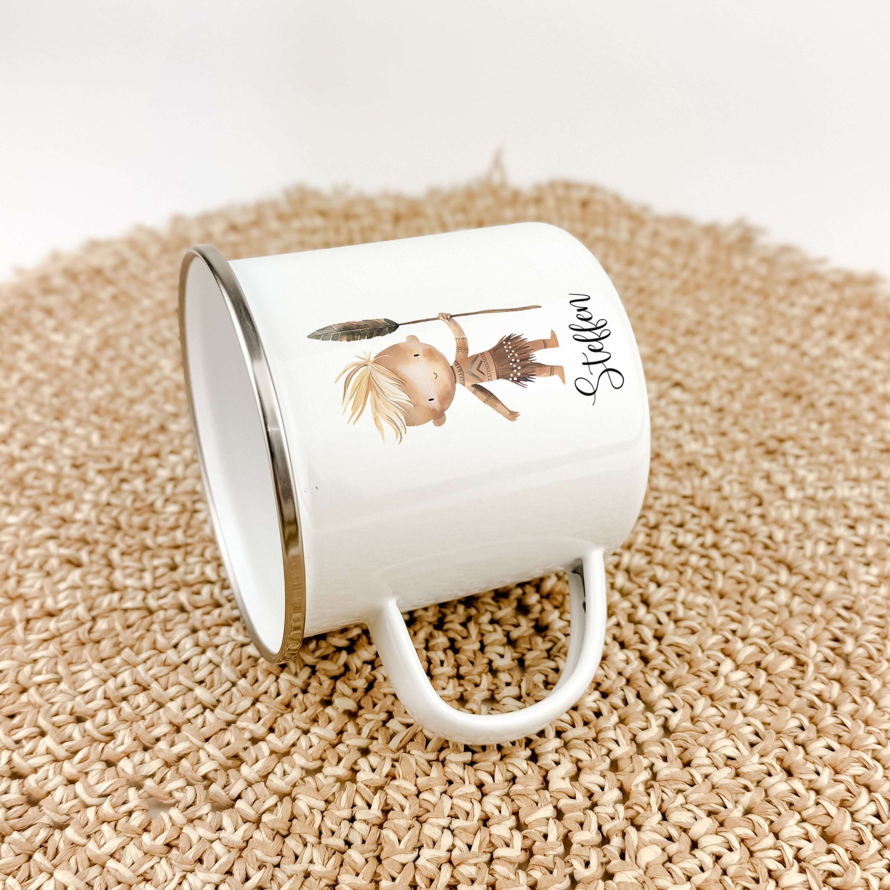Emaille Tasse Indianer-famprints-Emaille Tasse-Entdecke die zauberhafte Emaille Tasse Indianer, die nicht nur ein praktisches Trinkgefäß ist, sondern auch ein ganz persönliches Geschenk für deine Liebsten. Mit dieser Tasse bringst du Freude in den Alltag