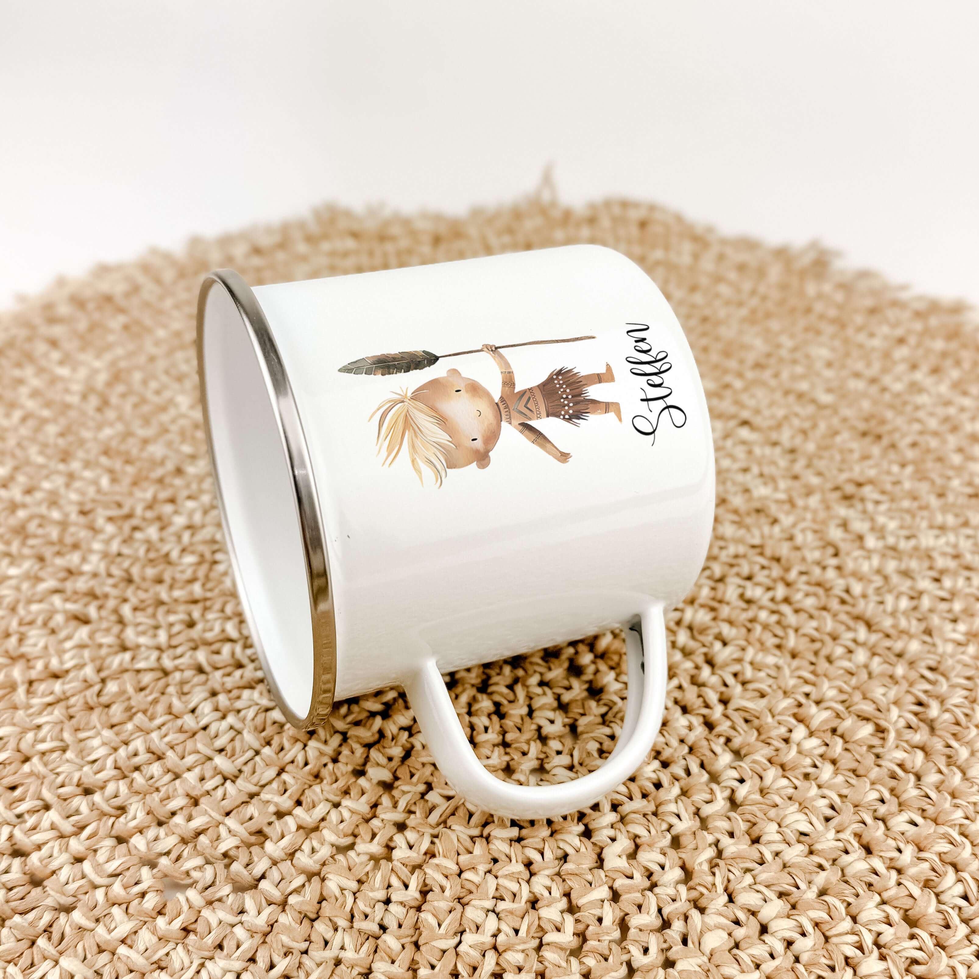 Emaille Tasse Indianer-famprints-Emaille Tasse-Entdecke die zauberhafte Emaille Tasse Indianer, die nicht nur ein praktisches Trinkgefäß ist, sondern auch ein ganz persönliches Geschenk für deine Liebsten. Mit dieser Tasse bringst du Freude in den Alltag