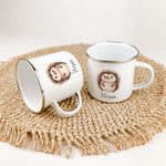 Emaille Tasse Igel-famprints-Emaille Tasse-Entdecke die zauberhafte Emaille Tasse mit einem liebevoll gestalteten Igel in Aquarell-Optik – das perfekte Geschenk, um deinen Kleinen ein Lächeln ins Gesicht zu zaubern! Diese Tasse vereint Funktionalität und