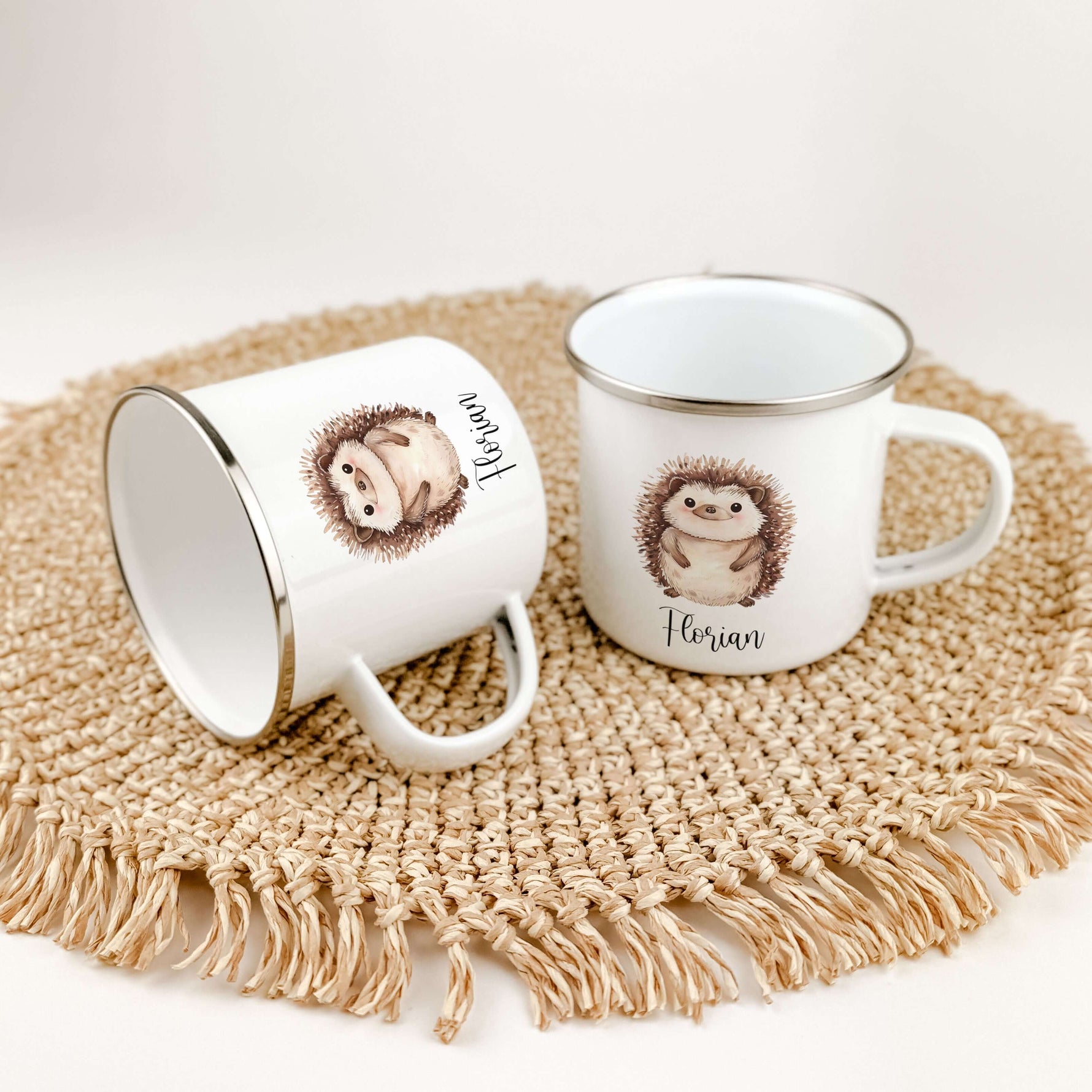 Emaille Tasse Igel-famprints-Emaille Tasse-Entdecke die zauberhafte Emaille Tasse mit einem liebevoll gestalteten Igel in Aquarell-Optik – das perfekte Geschenk, um deinen Kleinen ein Lächeln ins Gesicht zu zaubern! Diese Tasse vereint Funktionalität und