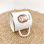 Emaille Tasse Igel-famprints-Emaille Tasse-Entdecke die zauberhafte Emaille Tasse mit einem liebevoll gestalteten Igel in Aquarell-Optik – das perfekte Geschenk, um deinen Kleinen ein Lächeln ins Gesicht zu zaubern! Diese Tasse vereint Funktionalität und