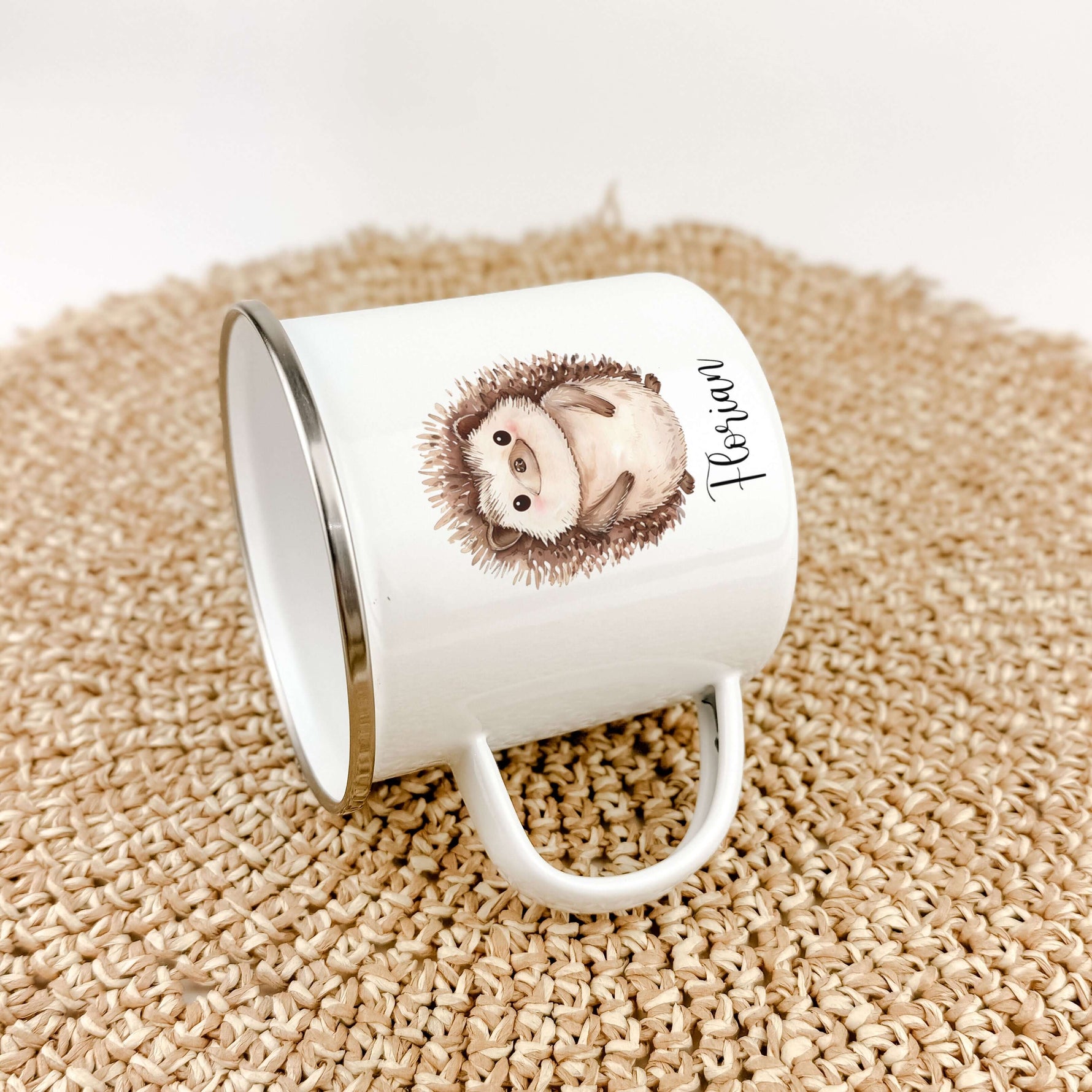 Emaille Tasse Igel-famprints-Emaille Tasse-Entdecke die zauberhafte Emaille Tasse mit einem liebevoll gestalteten Igel in Aquarell-Optik – das perfekte Geschenk, um deinen Kleinen ein Lächeln ins Gesicht zu zaubern! Diese Tasse vereint Funktionalität und