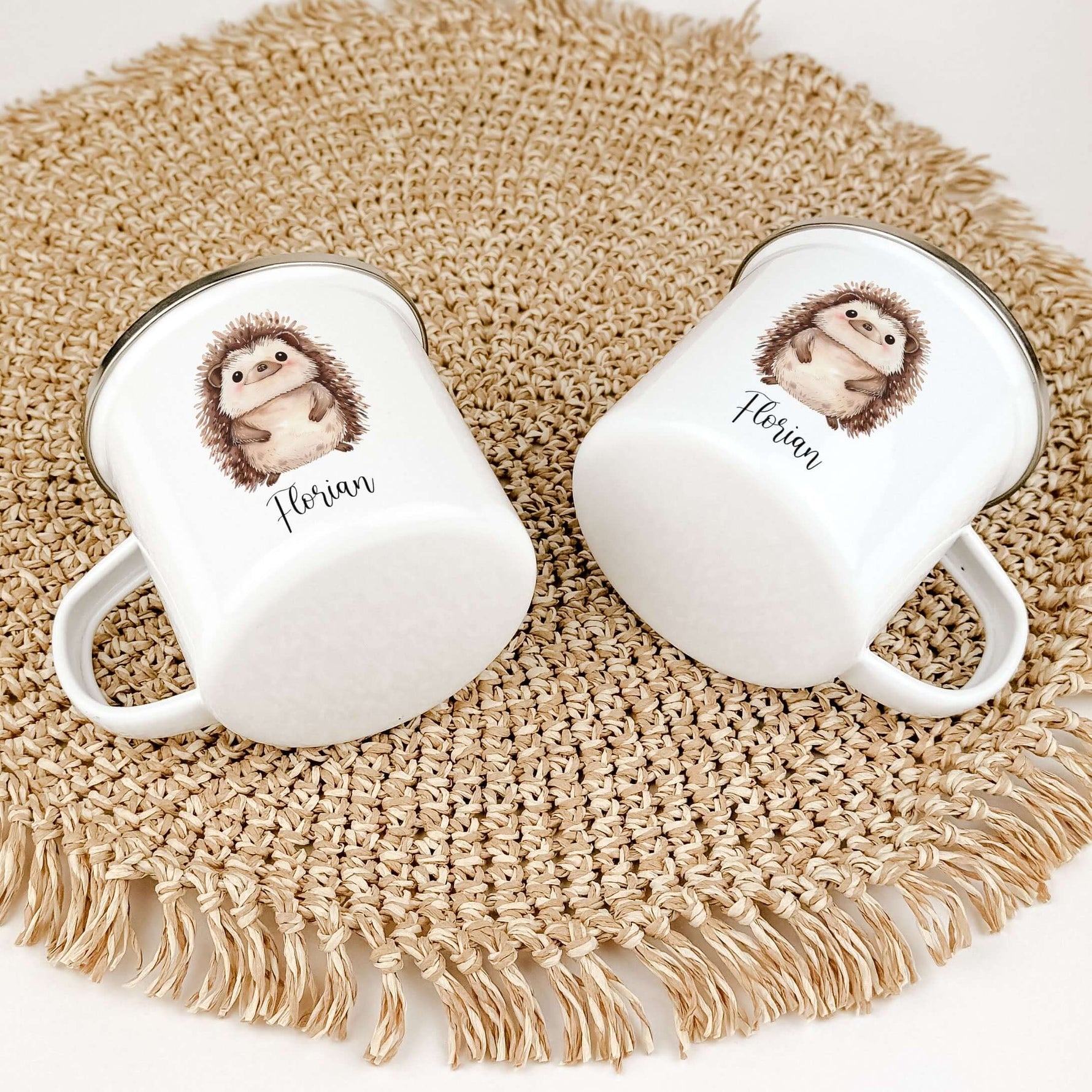 Emaille Tasse Igel-famprints-Emaille Tasse-Entdecke die zauberhafte Emaille Tasse mit einem liebevoll gestalteten Igel in Aquarell-Optik – das perfekte Geschenk, um deinen Kleinen ein Lächeln ins Gesicht zu zaubern! Diese Tasse vereint Funktionalität und