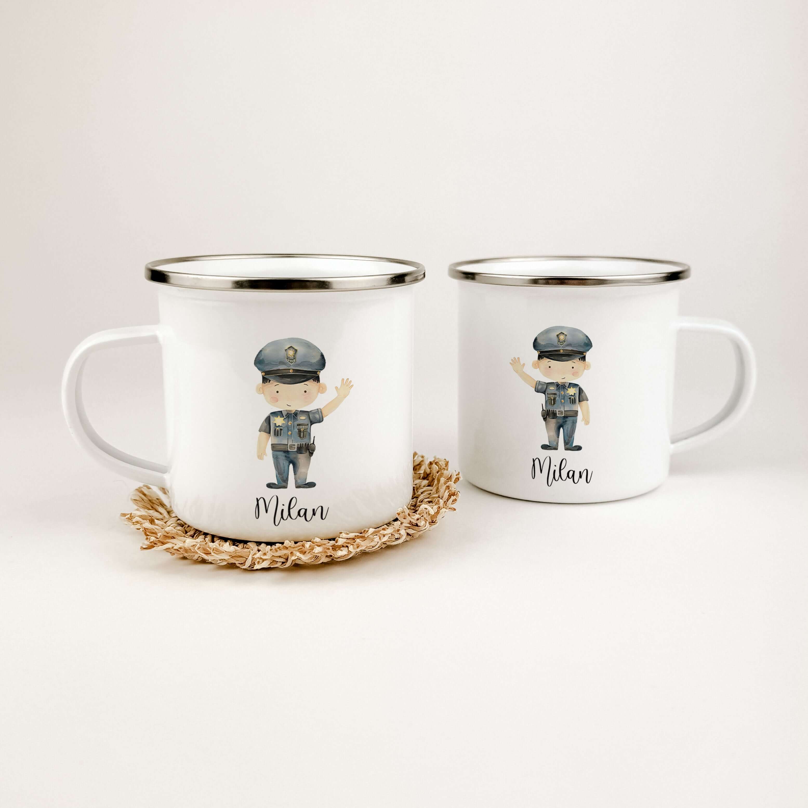 Emaille Tasse Polizist-famprints-Emaille Tasse-Entdecke die perfekte Emaille Tasse für kleine Polizisten-Fans, die nicht nur praktisch, sondern auch ein liebevolles Geschenk ist! Diese personalisierte Tasse bringt strahlende Augen und Freude in den Alltag