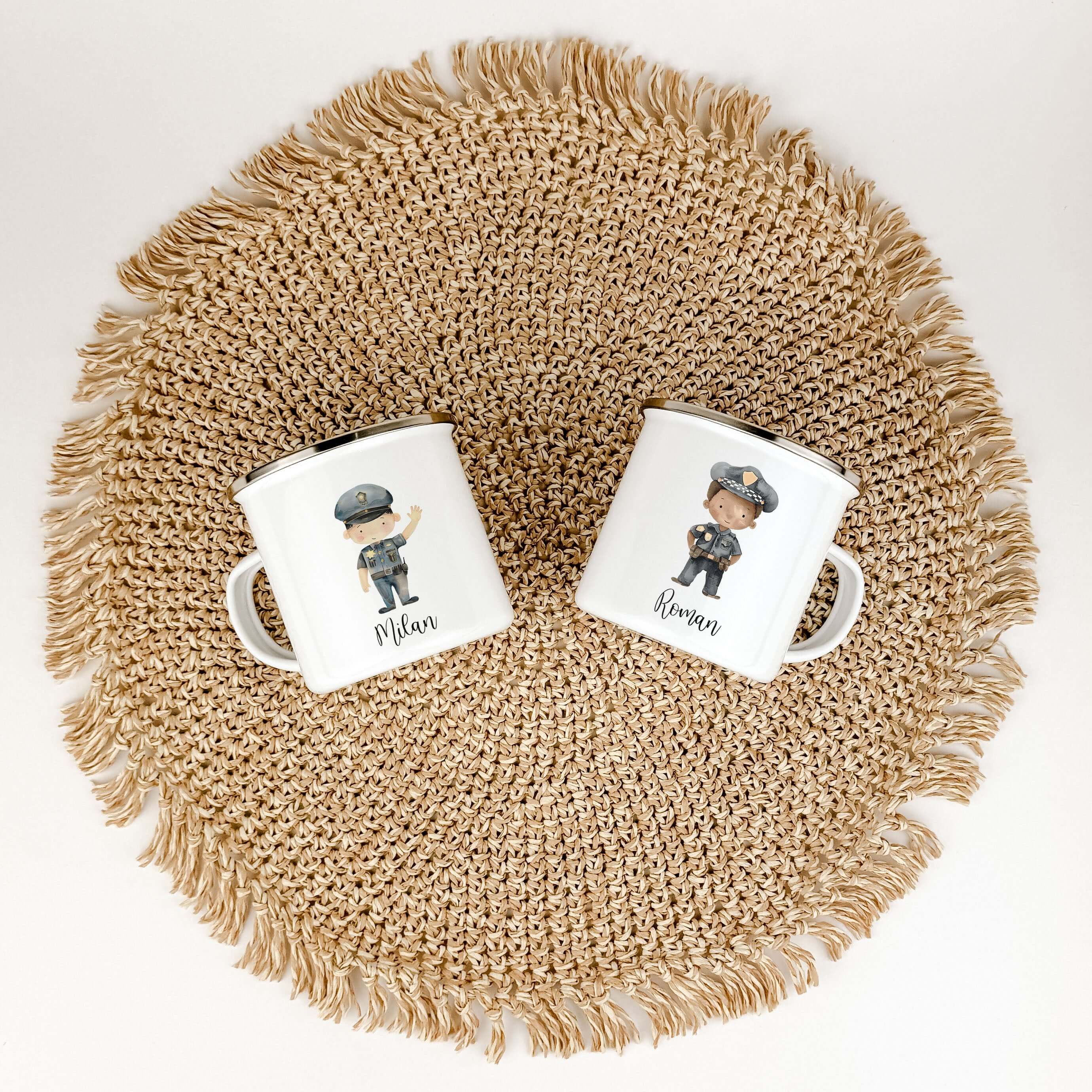 Emaille Tasse Polizist-famprints-Emaille Tasse-Entdecke die perfekte Emaille Tasse für kleine Polizisten-Fans, die nicht nur praktisch, sondern auch ein liebevolles Geschenk ist! Diese personalisierte Tasse bringt strahlende Augen und Freude in den Alltag