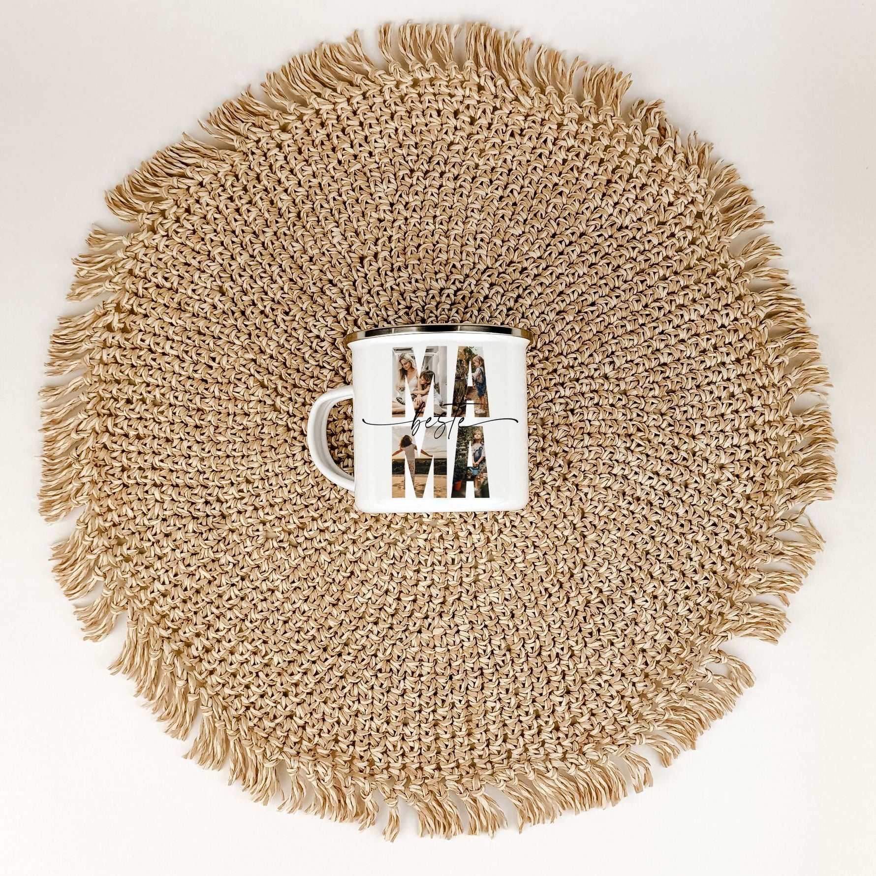 Emaille Tasse beste Mama-famprints-Emaille Tasse-Entdecke die perfekte Art, deiner Mama zu zeigen, wie viel sie dir bedeutet: unsere personalisierte Emaille Tasse beste Mama. Diese Tasse ist nicht nur ein praktisches Geschenk, sondern ein liebevolles Stat