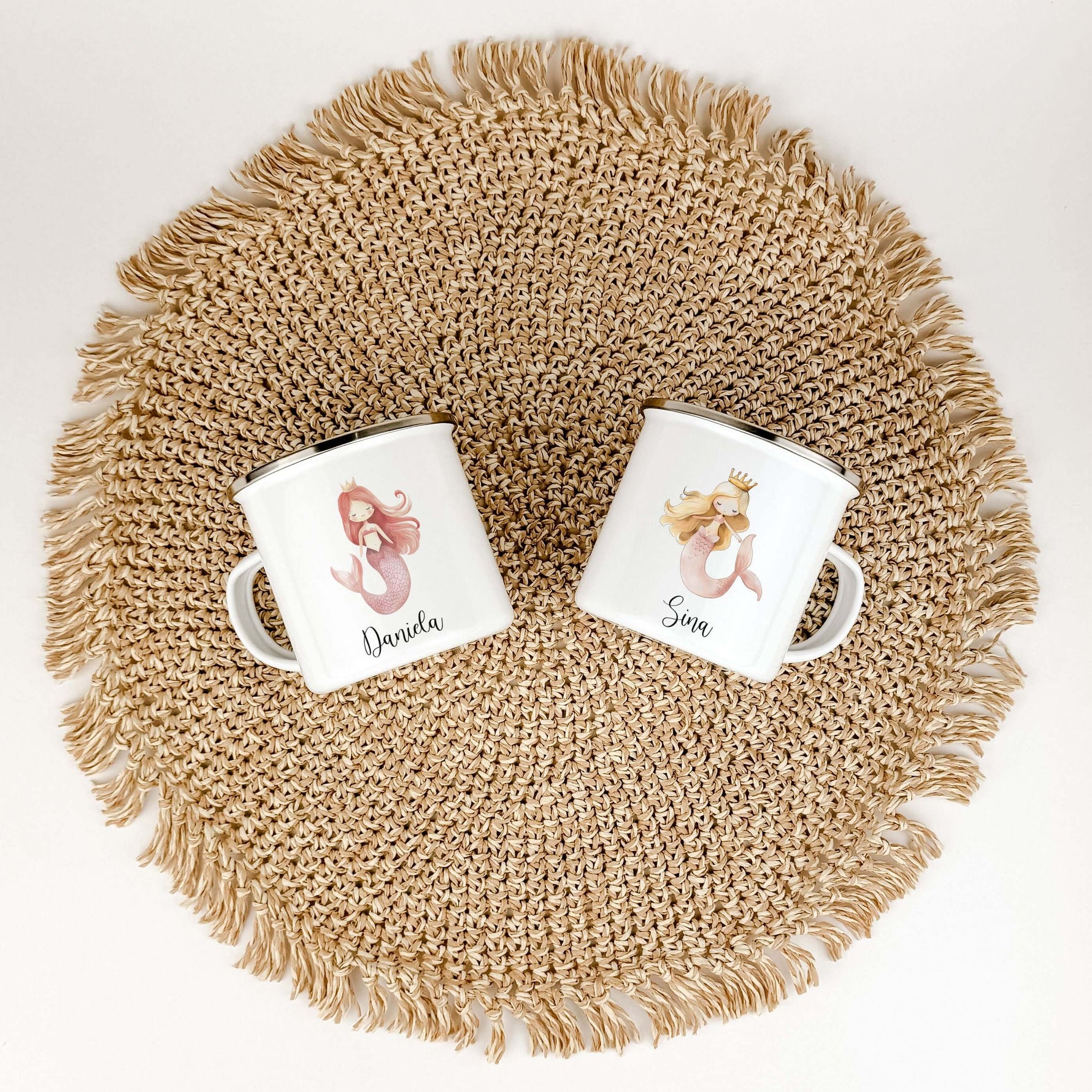 Emaille Tasse Meerjungfrau rosa-famprints-Emaille Tasse-Entdecke die zauberhafte Emaille Tasse Meerjungfrau in einem sanften Rosa, die nicht nur funktional ist, sondern auch das Herz deines Kindes höher schlagen lässt. Diese personalisierte Tasse bringt F