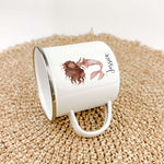 Emaille Tasse Meerjungfrau rosa-famprints-Emaille Tasse-Entdecke die zauberhafte Emaille Tasse Meerjungfrau in einem sanften Rosa, die nicht nur funktional ist, sondern auch das Herz deines Kindes höher schlagen lässt. Diese personalisierte Tasse bringt F