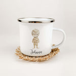 Emaille Tasse Mumie-famprints-Emaille Tasse-Entdecke die zauberhafte Emaille Tasse mit süßer Mumie, die nicht nur ein praktisches Trinkgefäß ist, sondern auch ein echtes Schmuckstück für kleine Abenteurer. Diese personalisierte Tasse bringt Freude in den