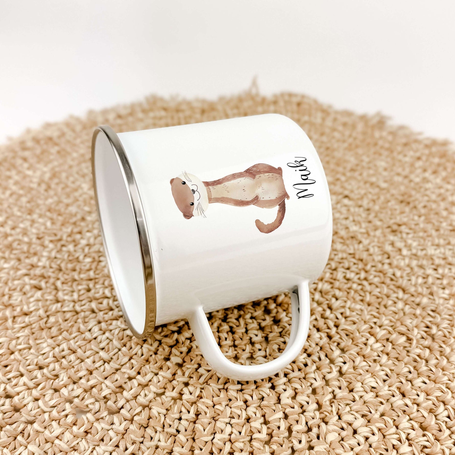 Emaille Tasse Otter-famprints-Emaille Tasse-Entdecke die zauberhafte Emaille Tasse mit dem niedlichen Otter, die nicht nur praktisch, sondern auch ein echter Hingucker ist! Diese personalisierte Tasse bringt Freude in jeden Alltag und macht das Trinken vo