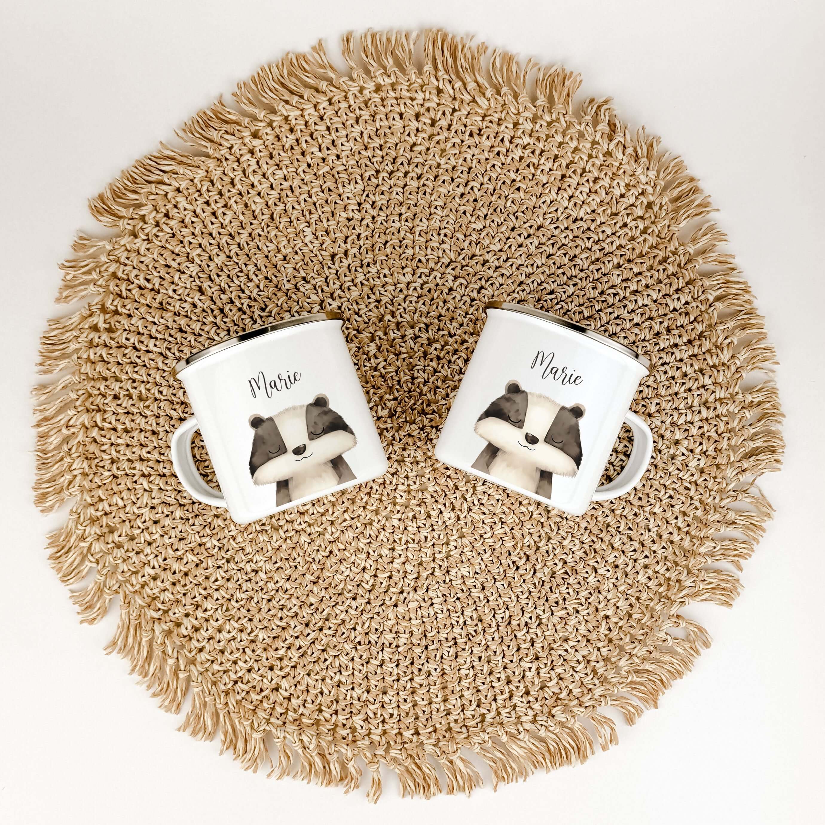 Emaille Tasse Dachs Portrait-famprints-Emaille Tasse-Entdecke die bezaubernde Emaille Tasse Dachs Portrait, die ideale Begleiterin für kleine Dachs Liebhaber! Diese personalisierte Emaille Tasse ist nicht nur praktisch, sondern bringt auch ein Lächeln ins