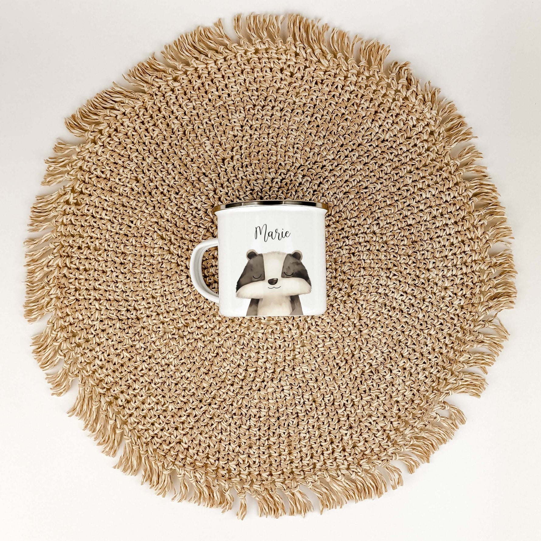 Emaille Tasse Dachs Portrait-famprints-Emaille Tasse-Entdecke die bezaubernde Emaille Tasse Dachs Portrait, die ideale Begleiterin für kleine Dachs Liebhaber! Diese personalisierte Emaille Tasse ist nicht nur praktisch, sondern bringt auch ein Lächeln ins