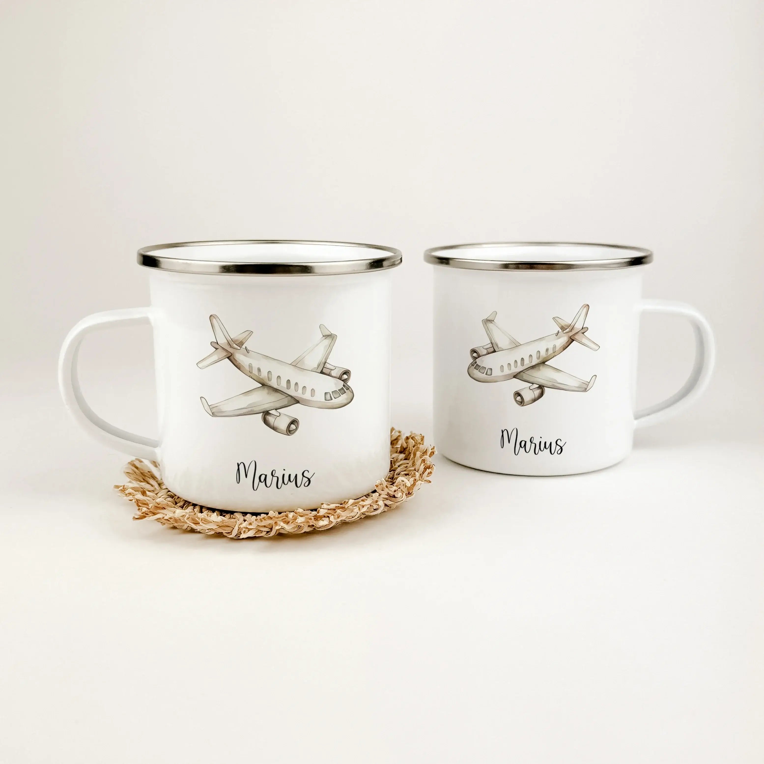 Emaille Tasse Flugzeug - Emaille Tasse - famprints - Entdecke unsere einzigartige Emaille Tasse Flugzeug – das perfekte Geschenk für kleine Flugzeugfans! Die Tasse zeigt vier verschiedene Flugzeug-Designs in stilvoller Wasserfarbe-Optik, die Kinderherzen