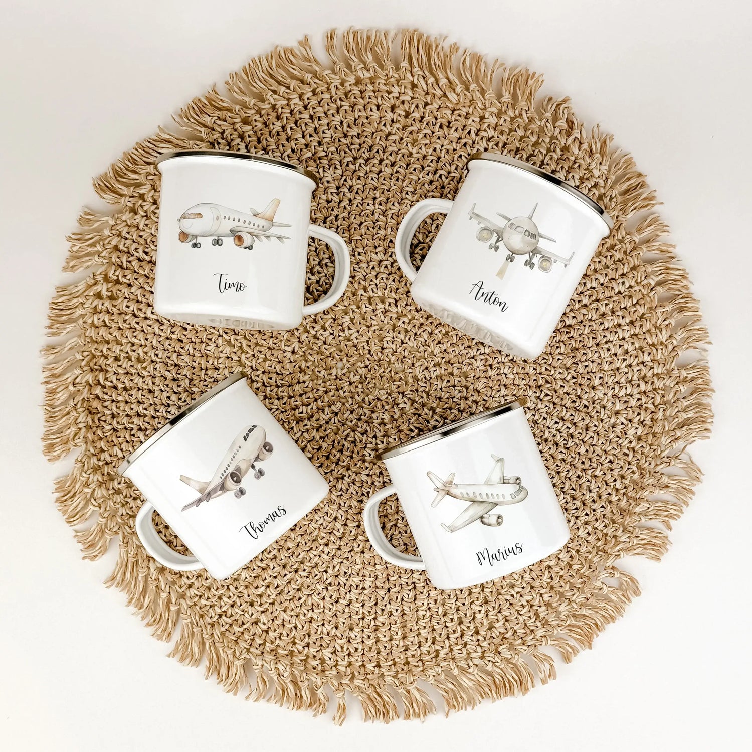Emaille Tasse Flugzeug-Emaille Tasse-famprints-Entdecke unsere einzigartige Emaille Tasse Flugzeug – das perfekte Geschenk für kleine Flugzeugfans! Die Tasse zeigt vier verschiedene Flugzeug-Designs in stilvoller Wasserfarbe-Optik, die Kinderherzen höhers