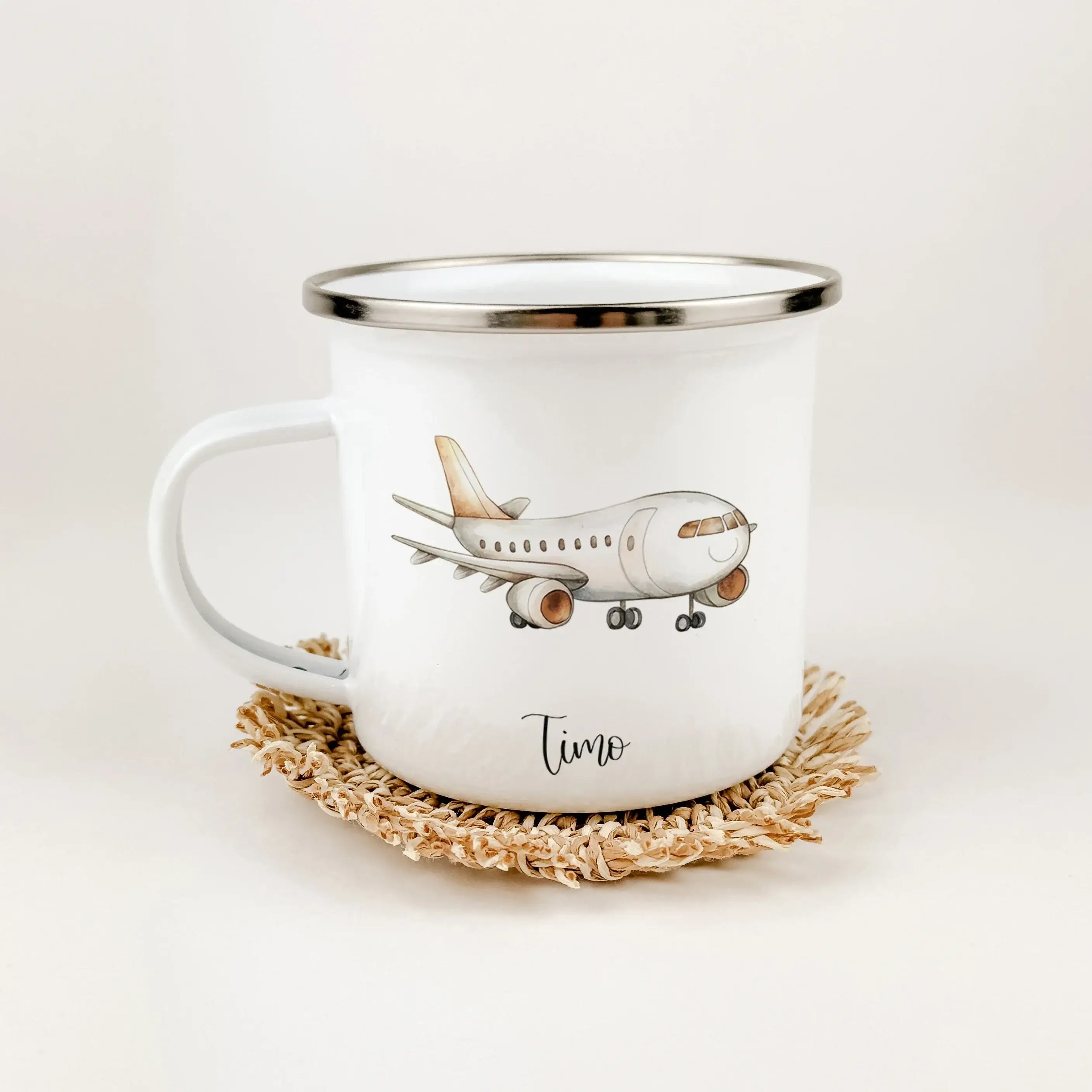 Emaille Tasse Flugzeug - Emaille Tasse - famprints - Entdecke unsere einzigartige Emaille Tasse Flugzeug – das perfekte Geschenk für kleine Flugzeugfans! Die Tasse zeigt vier verschiedene Flugzeug-Designs in stilvoller Wasserfarbe-Optik, die Kinderherzen