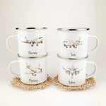 Emaille Tasse Flugzeug-Emaille Tasse-famprints-Entdecke unsere einzigartige Emaille Tasse Flugzeug – das perfekte Geschenk für kleine Flugzeugfans! Die Tasse zeigt vier verschiedene Flugzeug-Designs in stilvoller Wasserfarbe-Optik, die Kinderherzen höhers