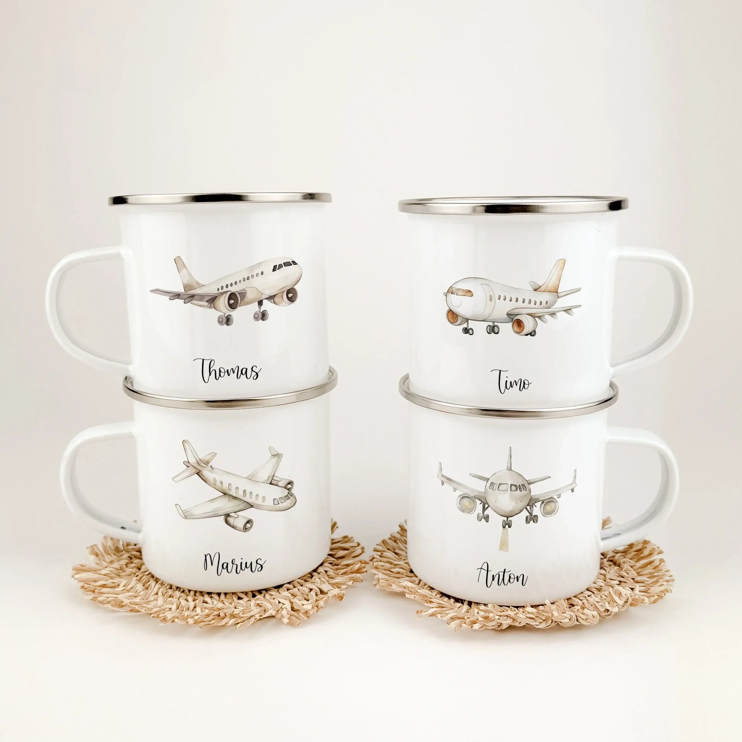 Emaille Tasse Flugzeug-Emaille Tasse-famprints-Entdecke unsere einzigartige Emaille Tasse Flugzeug – das perfekte Geschenk für kleine Flugzeugfans! Die Tasse zeigt vier verschiedene Flugzeug-Designs in stilvoller Wasserfarbe-Optik, die Kinderherzen höhers