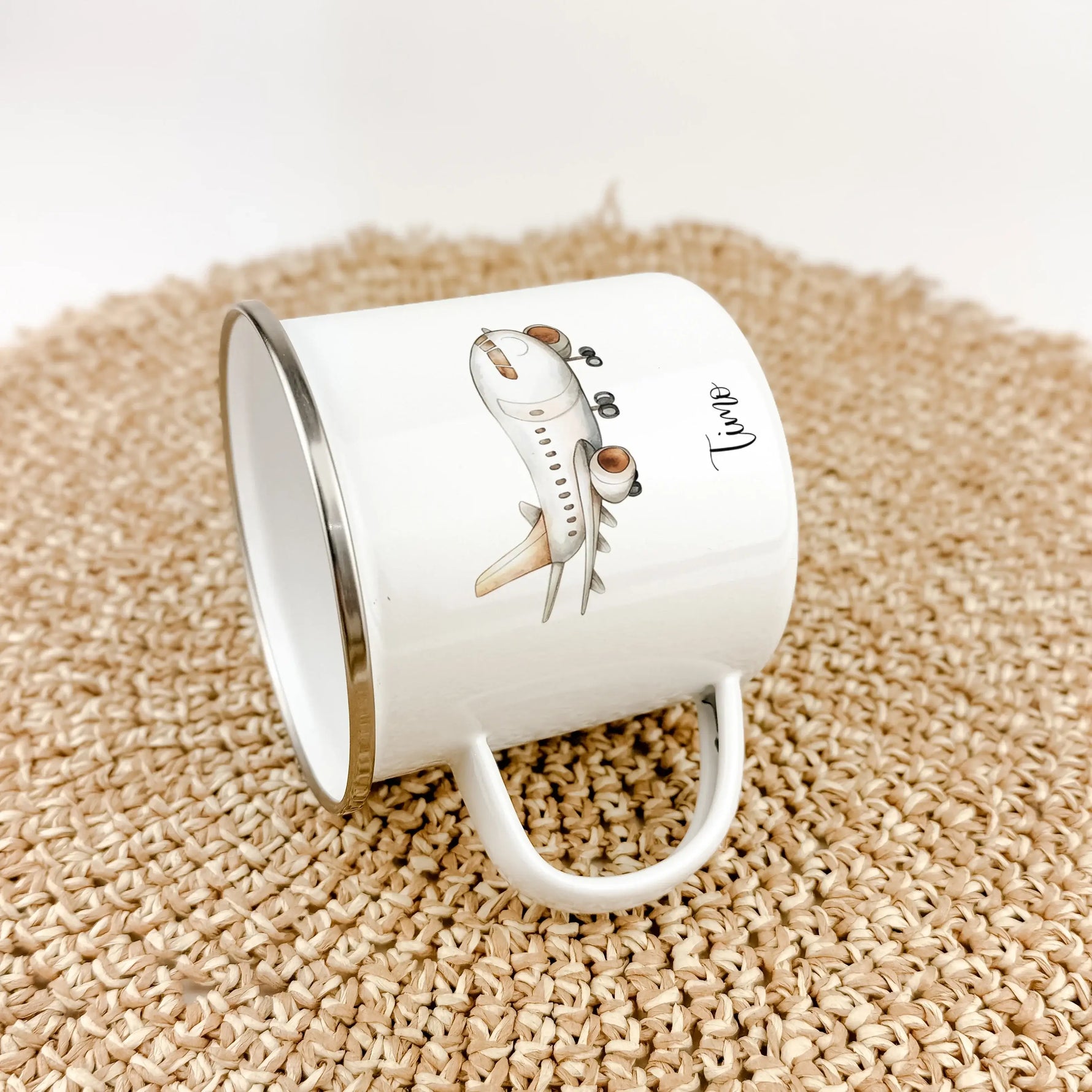 Emaille Tasse Flugzeug-Emaille Tasse-famprints-Entdecke unsere einzigartige Emaille Tasse Flugzeug – das perfekte Geschenk für kleine Flugzeugfans! Die Tasse zeigt vier verschiedene Flugzeug-Designs in stilvoller Wasserfarbe-Optik, die Kinderherzen höhers