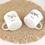 Emaille Tasse Flugzeug-Emaille Tasse-famprints-Entdecke unsere einzigartige Emaille Tasse Flugzeug – das perfekte Geschenk für kleine Flugzeugfans! Die Tasse zeigt vier verschiedene Flugzeug-Designs in stilvoller Wasserfarbe-Optik, die Kinderherzen höhers