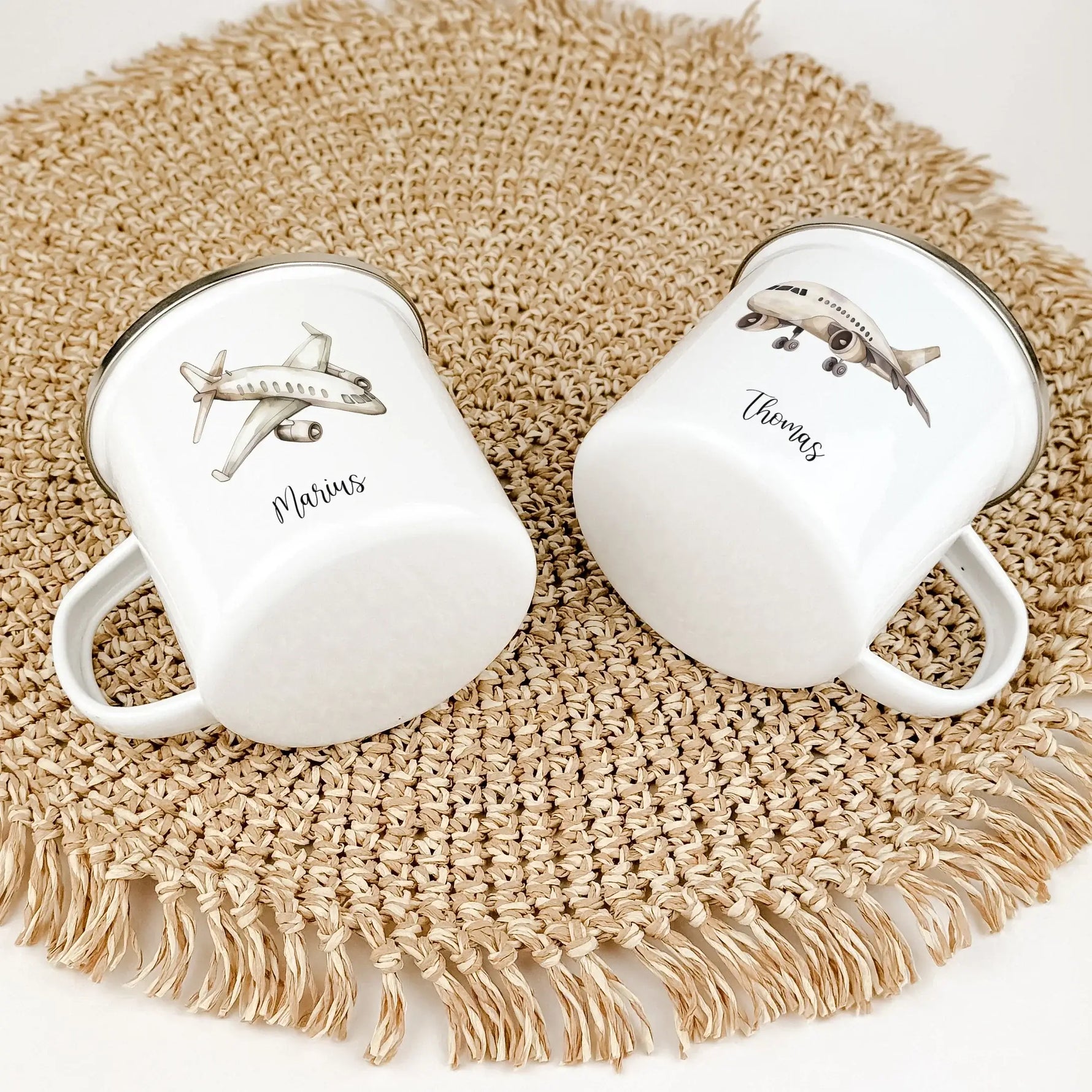 Emaille Tasse Flugzeug-Emaille Tasse-famprints-Entdecke unsere einzigartige Emaille Tasse Flugzeug – das perfekte Geschenk für kleine Flugzeugfans! Die Tasse zeigt vier verschiedene Flugzeug-Designs in stilvoller Wasserfarbe-Optik, die Kinderherzen höhers