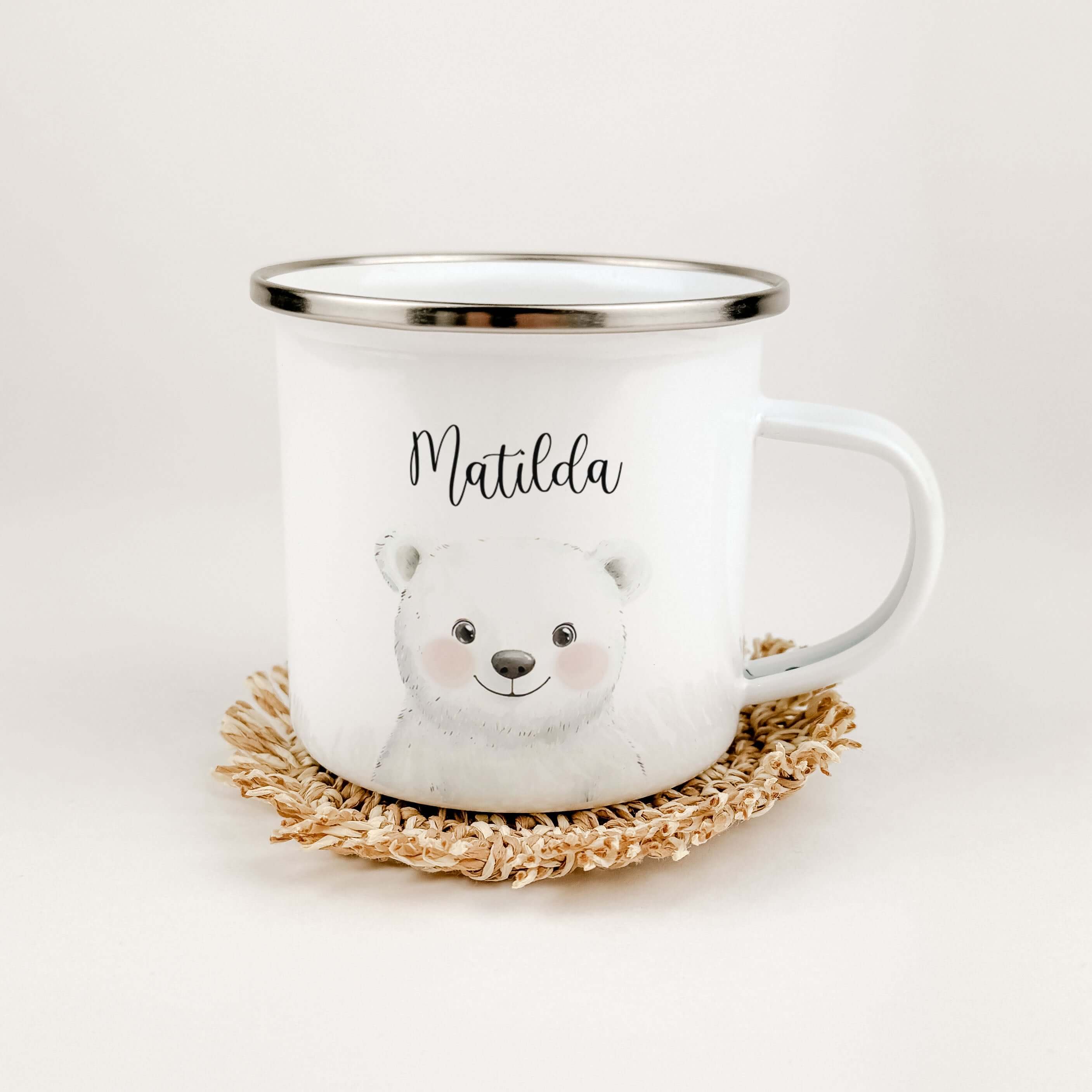 Emaille Tasse Eisbär Portrait-famprints-Emaille Tasse-Entdecke die wunderbare Emaille Tasse Eisbär Portrait – ein persönliches Highlight für jedes Kind! Diese liebevoll gestaltete Emaille Tasse personalisiert bringt ein wunderschönes Eisbären-Portrait in