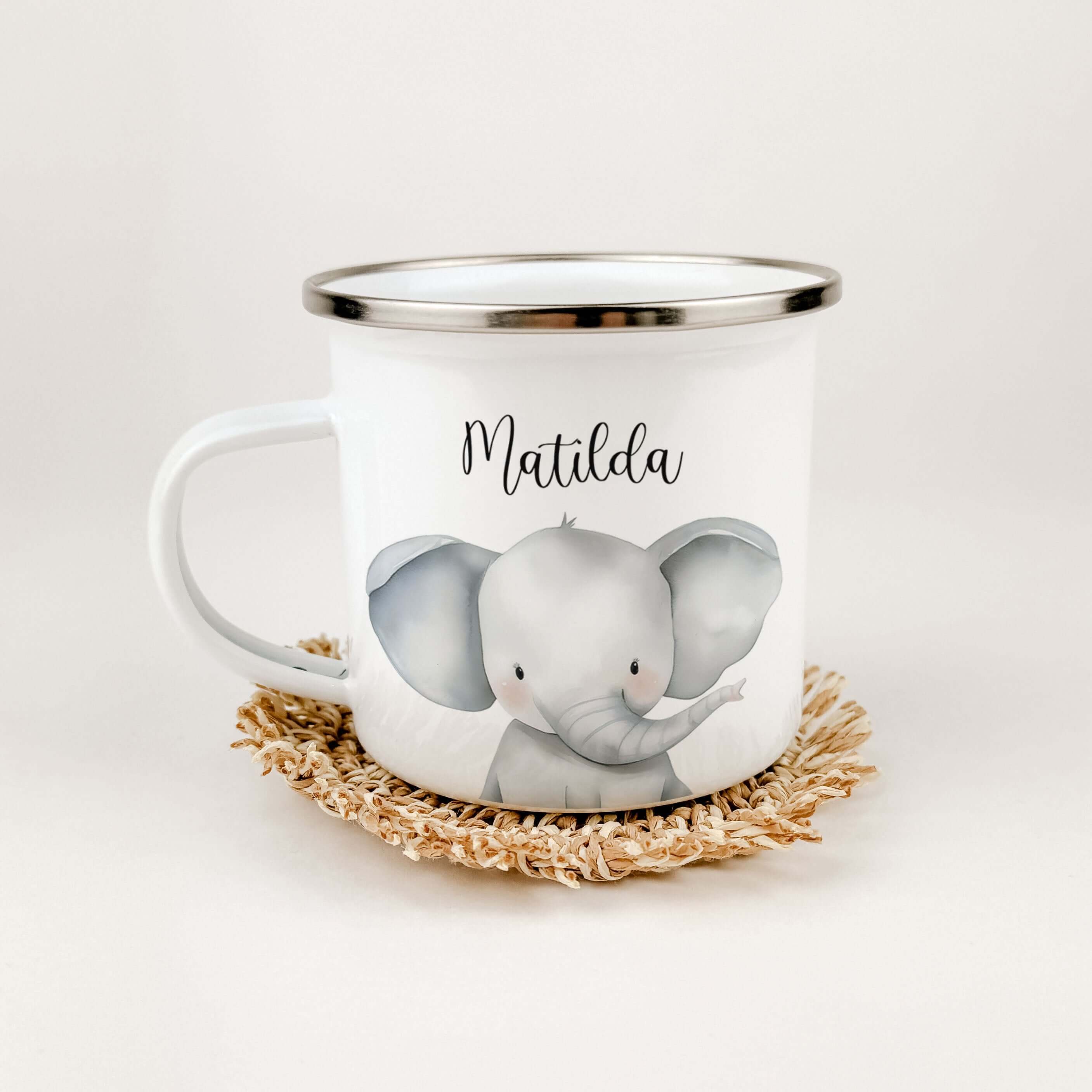 Emaille Tasse Elefant Portrait-famprints-Emaille Tasse-Entdecke die zauberhafte Emaille Tasse Elefant Portrait – das perfekte personalisierte Geschenk für kleine Abenteurer! Mit einem praktischen Fassungsvermögen von 300 ml bietet dieser Emaille Becher au