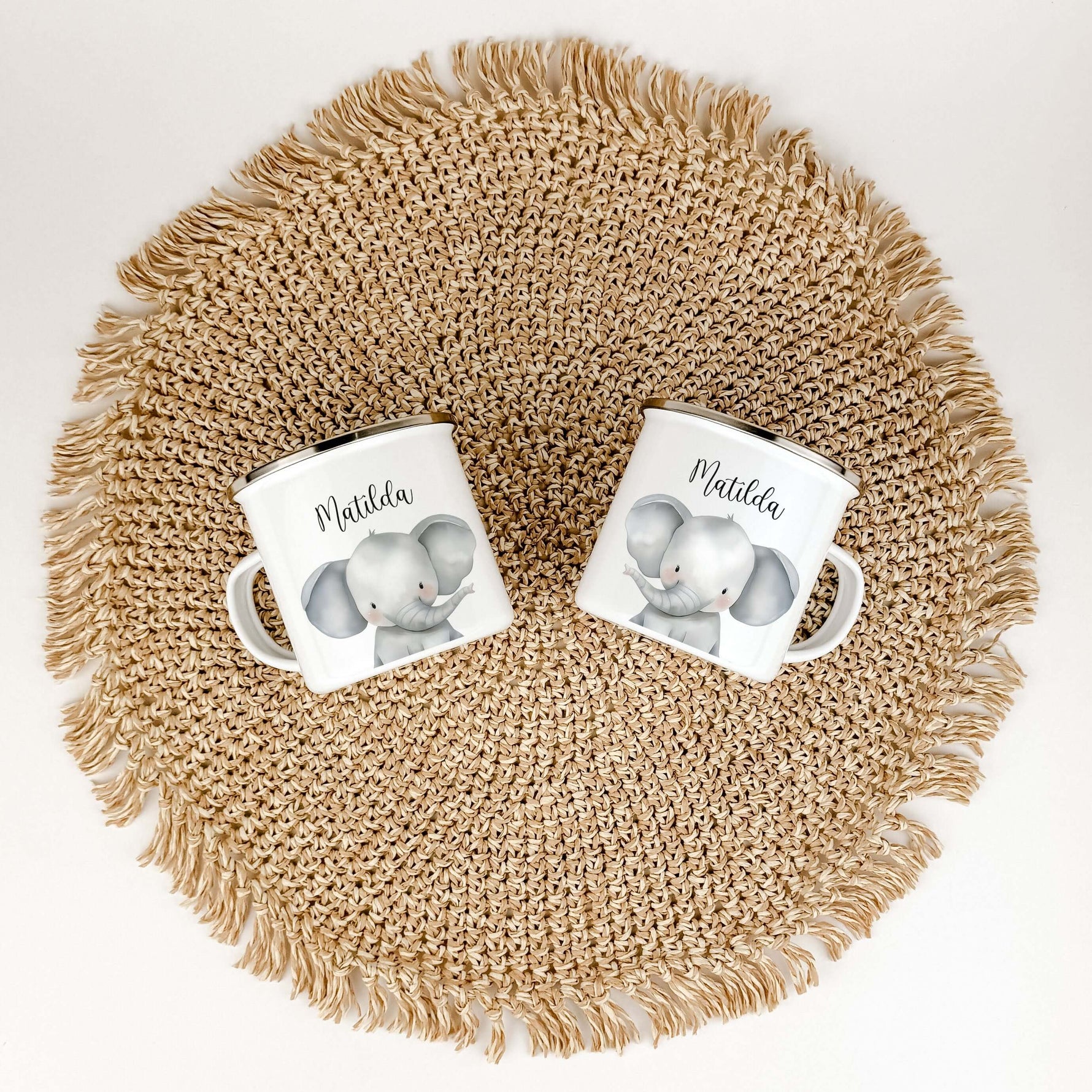 Emaille Tasse Elefant Portrait-famprints-Emaille Tasse-Entdecke die zauberhafte Emaille Tasse Elefant Portrait – das perfekte personalisierte Geschenk für kleine Abenteurer! Mit einem praktischen Fassungsvermögen von 300 ml bietet dieser Emaille Becher au