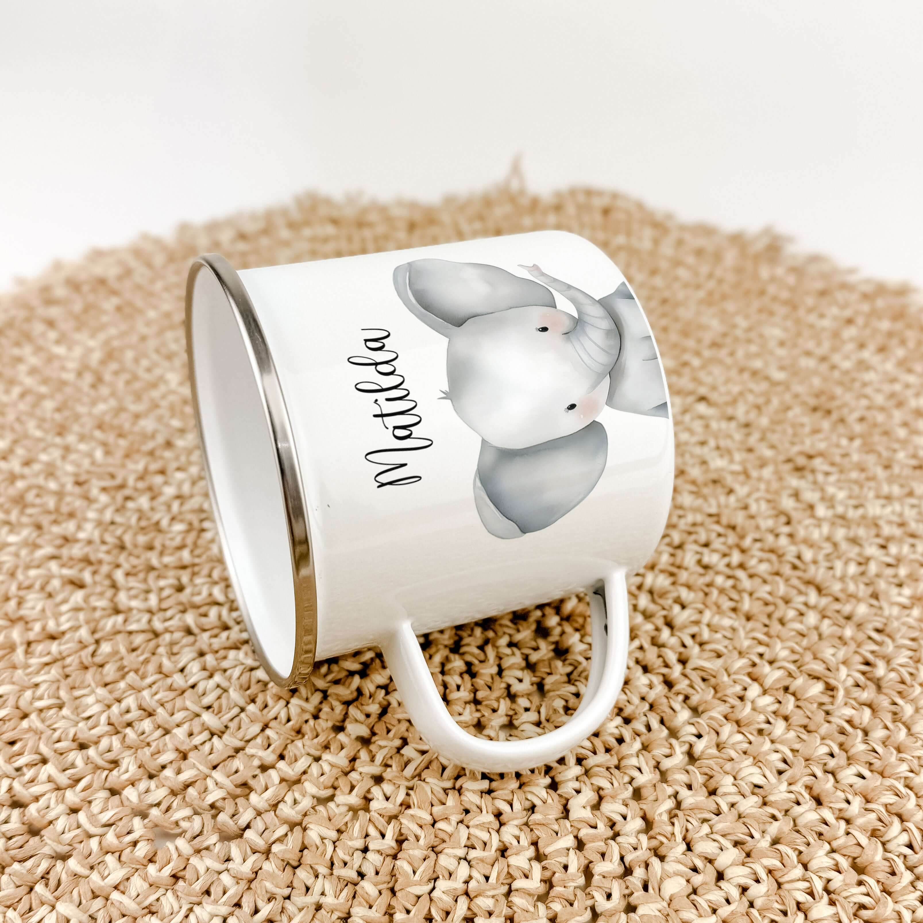 Emaille Tasse Elefant Portrait-famprints-Emaille Tasse-Entdecke die zauberhafte Emaille Tasse Elefant Portrait – das perfekte personalisierte Geschenk für kleine Abenteurer! Mit einem praktischen Fassungsvermögen von 300 ml bietet dieser Emaille Becher au