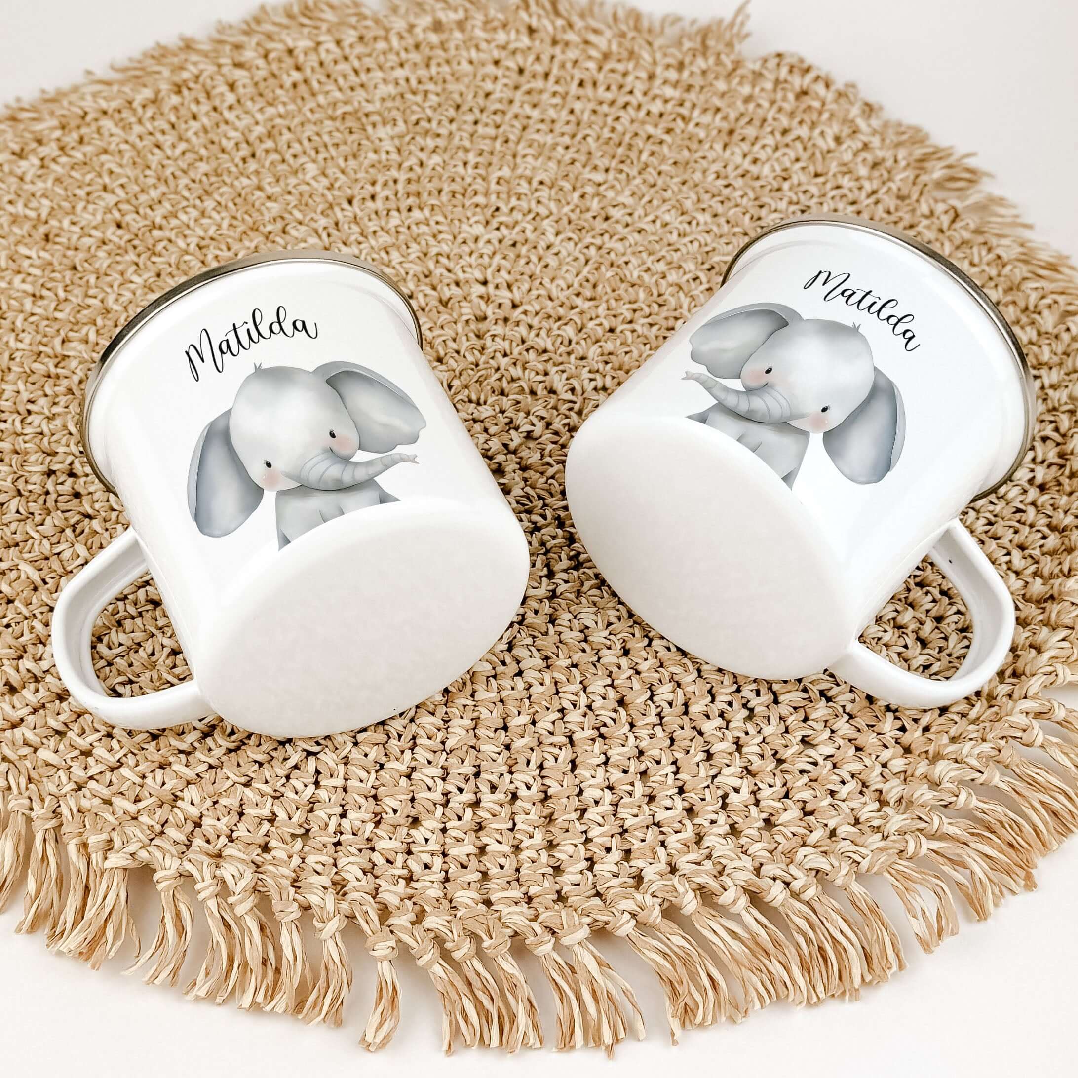 Emaille Tasse Elefant Portrait-famprints-Emaille Tasse-Entdecke die zauberhafte Emaille Tasse Elefant Portrait – das perfekte personalisierte Geschenk für kleine Abenteurer! Mit einem praktischen Fassungsvermögen von 300 ml bietet dieser Emaille Becher au