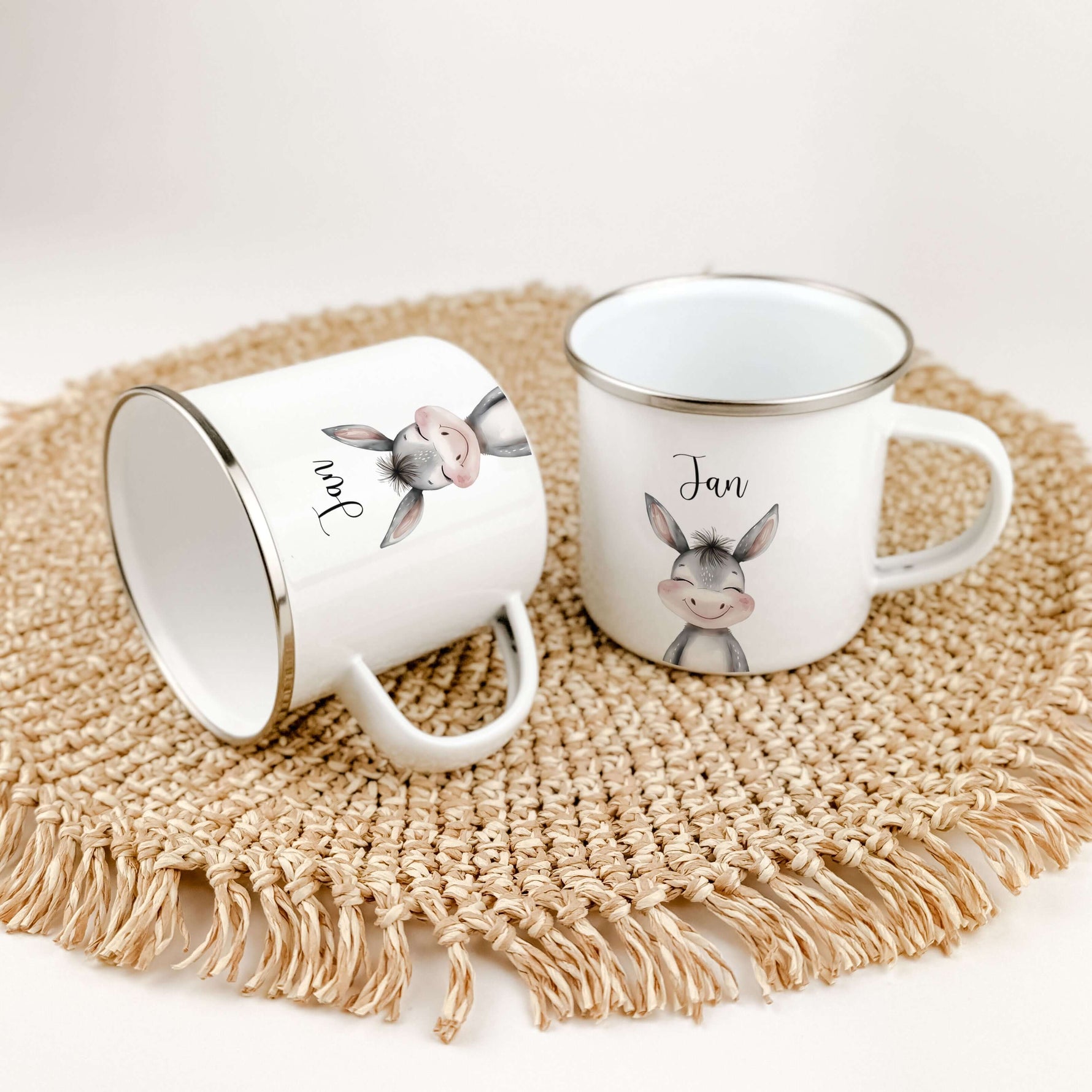 Emaille Tasse Esel Portrait-famprints-Emaille Tasse-Entdecke die einzigartige Emaille Tasse Esel Portrait – das ideale personalisierte Geschenk für Kinder! Mit einem bezaubernden Esel-Porträt in schöner Aquarell-Optik wird diese Emaille Tasse personalisie