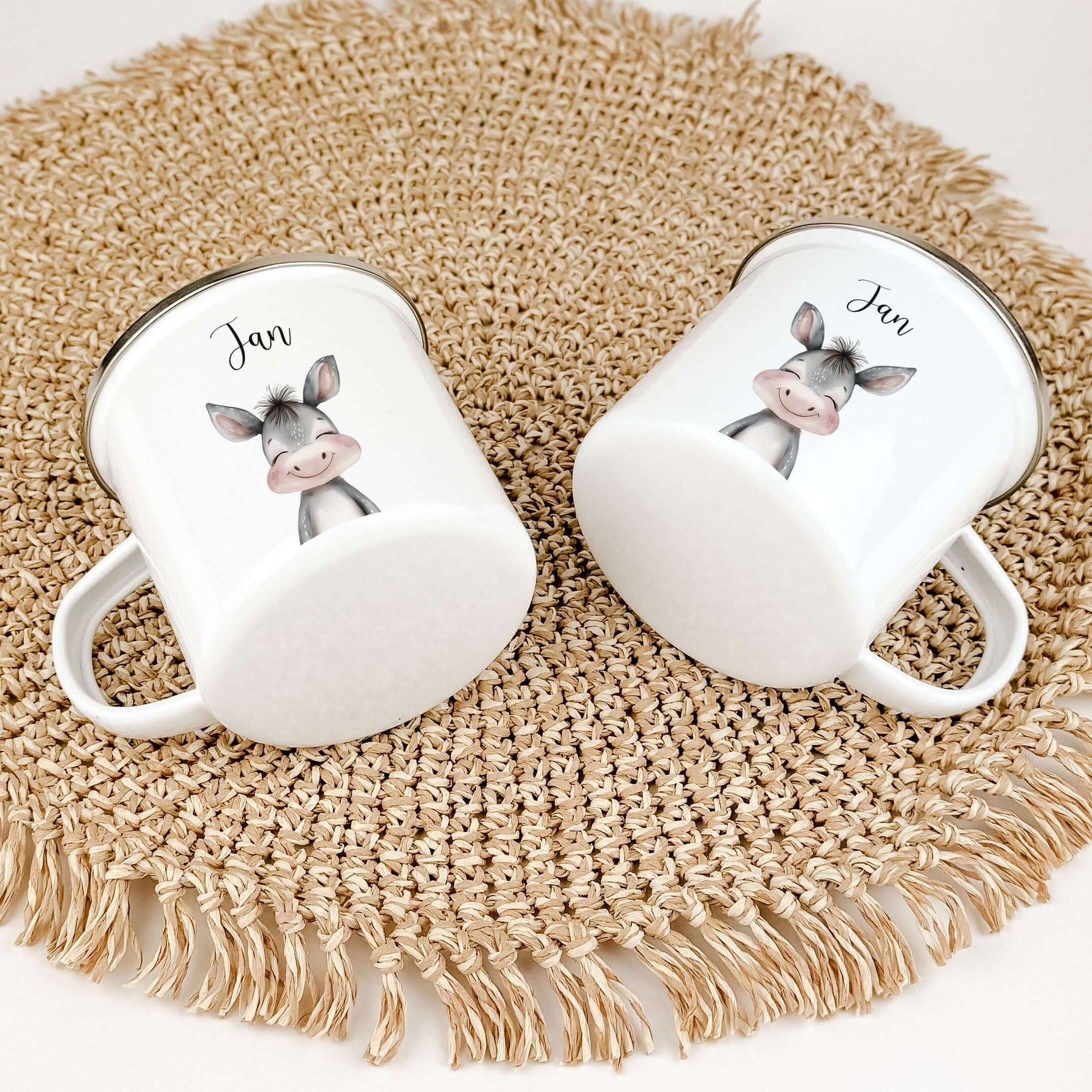 Emaille Tasse Esel Portrait-famprints-Emaille Tasse-Entdecke die einzigartige Emaille Tasse Esel Portrait – das ideale personalisierte Geschenk für Kinder! Mit einem bezaubernden Esel-Porträt in schöner Aquarell-Optik wird diese Emaille Tasse personalisie
