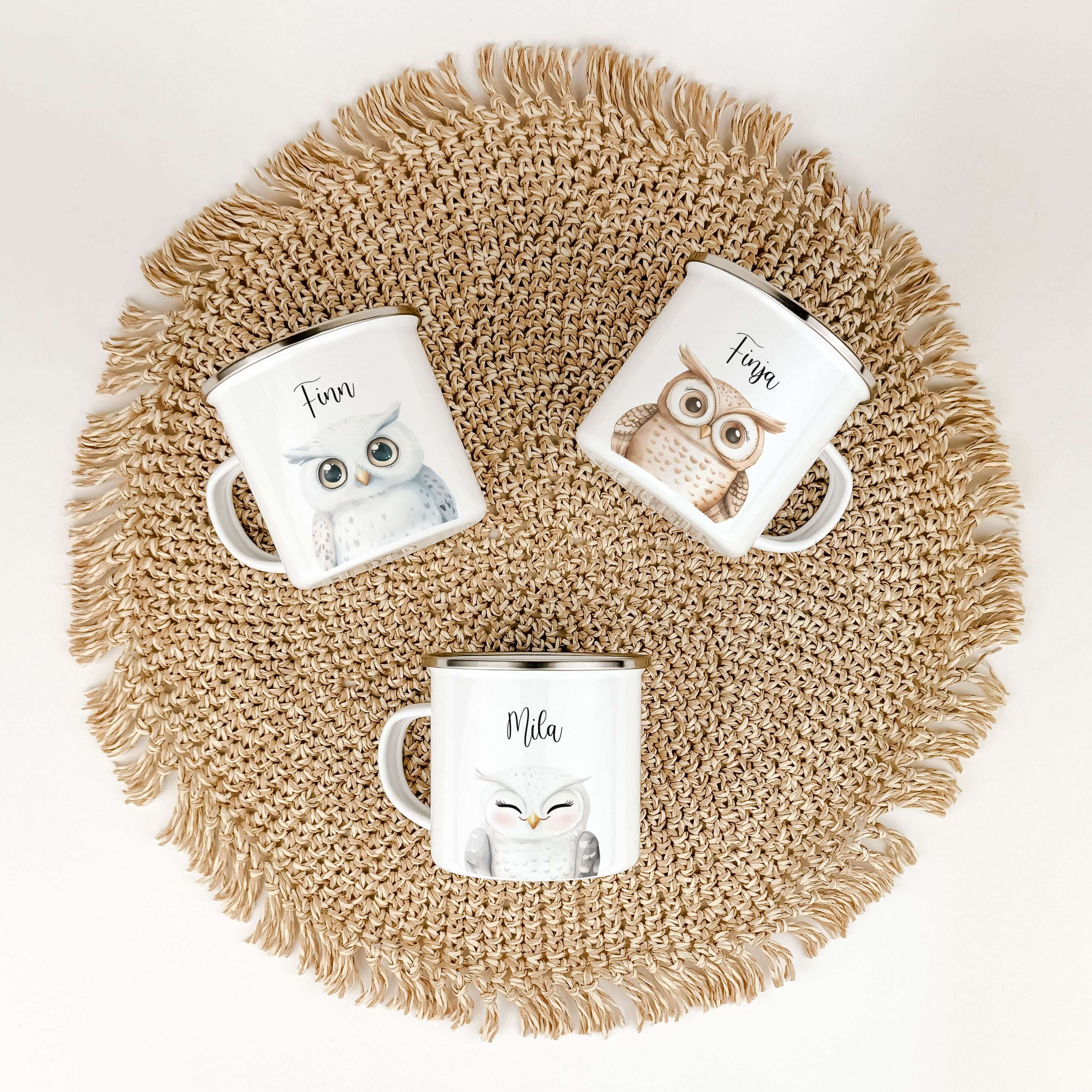 Emaille Tasse Eule Portrait-famprints-Emaille Tasse-Entdecke die zauberhafte Emaille Tasse Eule Portrait – das ideale personalisierte Geschenk für Kinder! Egal ob zur Einschulung, Taufe, Ostern, Weihnachten oder an Geburtstagen, diese Emaille Tasse person