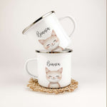 Emaille Tasse Katze Portrait-famprints-Emaille Tasse-Entdecke die bezaubernde Emaille Tasse Katze Portrait – ein einzigartiges, personalisiertes Geschenk, das Herzen höher schlagen lässt! Diese Emaille Tasse wird mit einem charmanten Katzenporträt in Aqua
