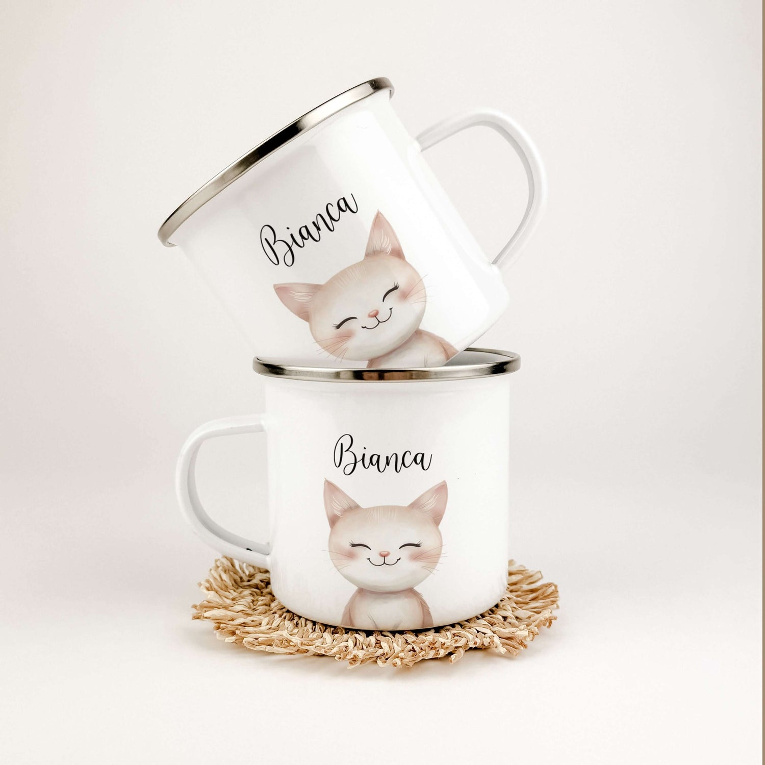Emaille Tasse Katze Portrait-famprints-Emaille Tasse-Entdecke die bezaubernde Emaille Tasse Katze Portrait – ein einzigartiges, personalisiertes Geschenk, das Herzen höher schlagen lässt! Diese Emaille Tasse wird mit einem charmanten Katzenporträt in Aqua