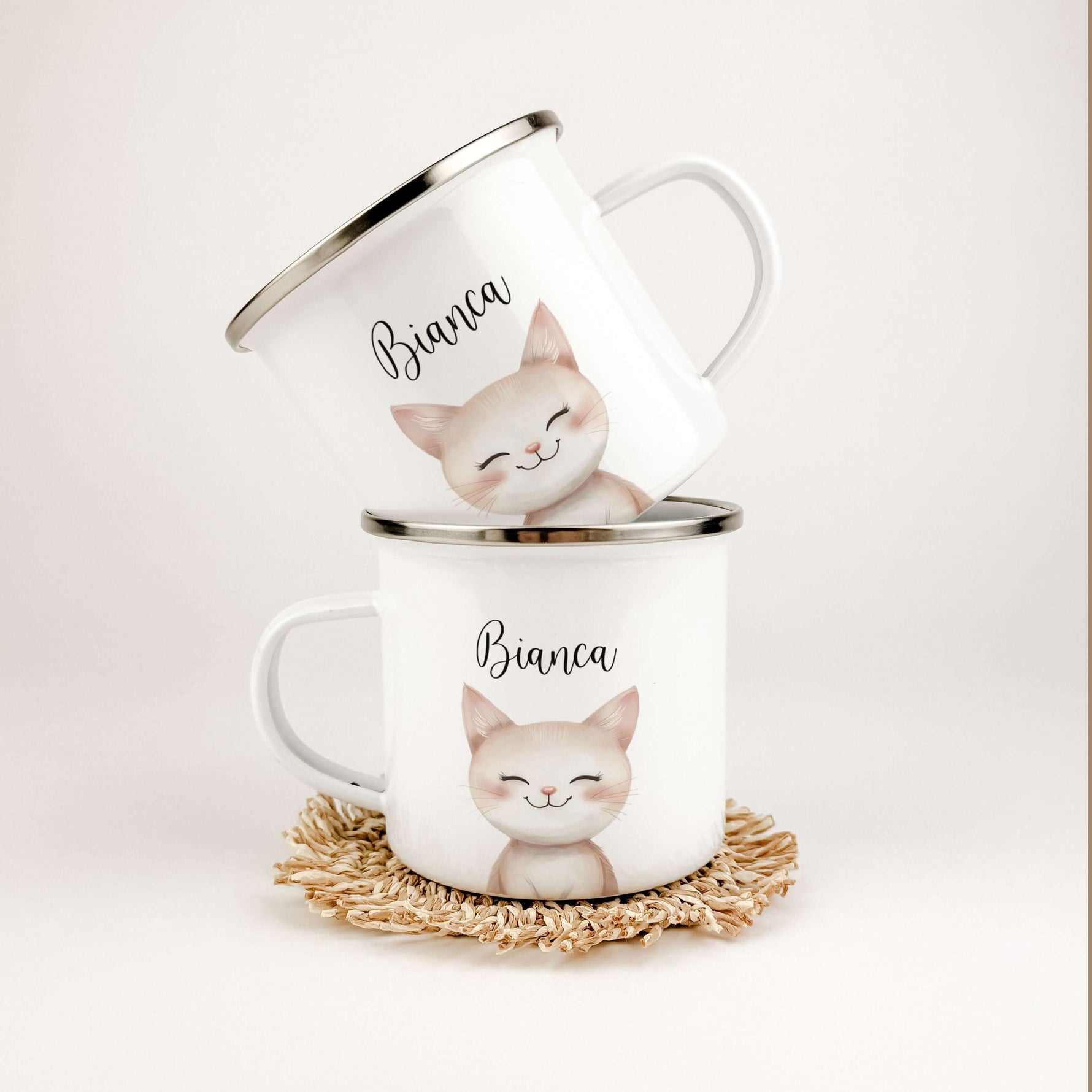 Emaille Tasse Katze Portrait-famprints-Emaille Tasse-Entdecke die bezaubernde Emaille Tasse Katze Portrait – ein einzigartiges, personalisiertes Geschenk, das Herzen höher schlagen lässt! Diese Emaille Tasse wird mit einem charmanten Katzenporträt in Aqua