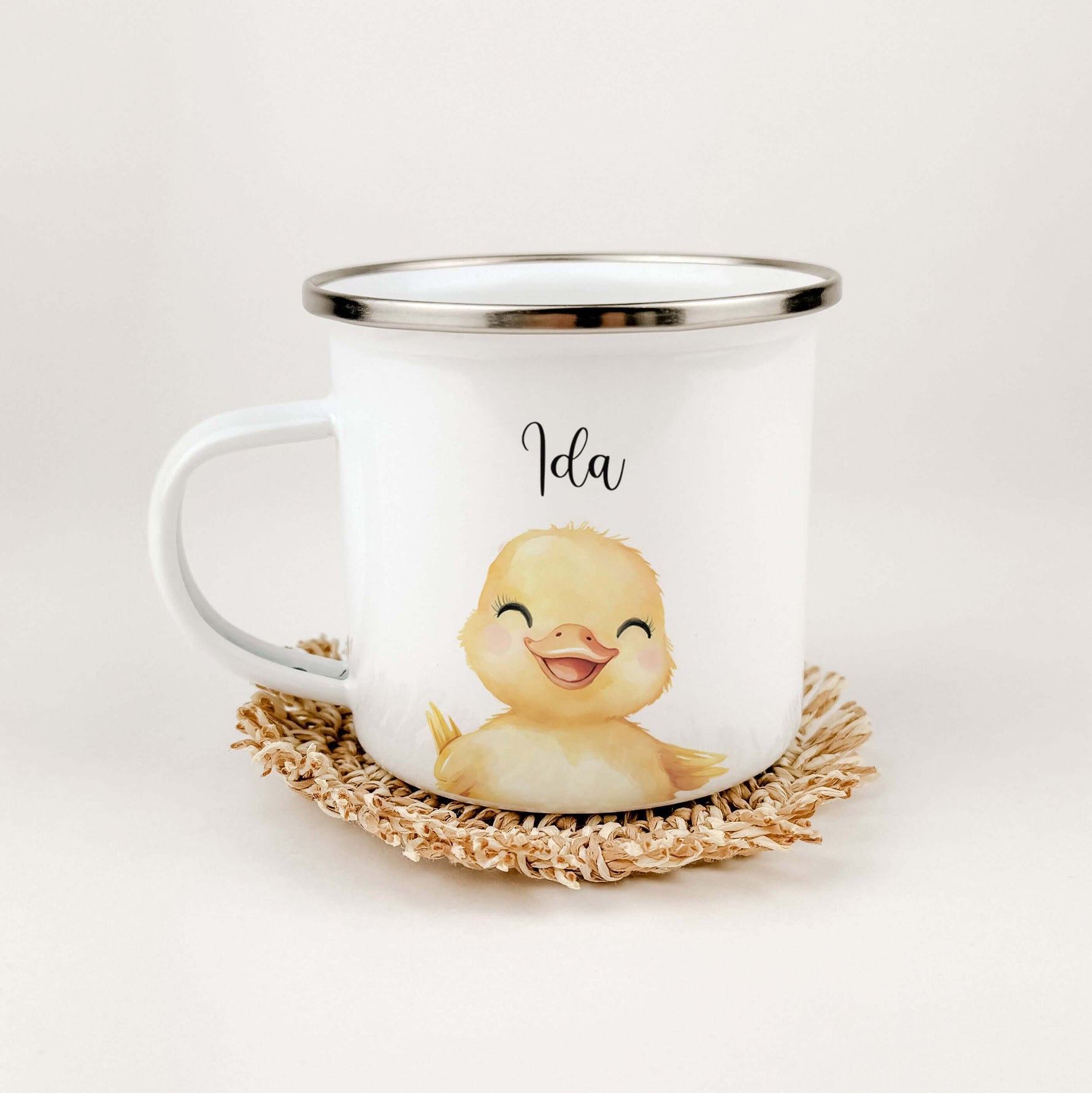 Emaille Tasse Küken Portrait-famprints-Emaille Tasse-Entdecke die bezaubernde Emaille Tasse Küken Portrait, die sich perfekt als personalisiertes Geschenk eignet! Mit einem liebevoll gestalteten Küken in Aquarell-Optik wird diese Emaille Tasse zum echten