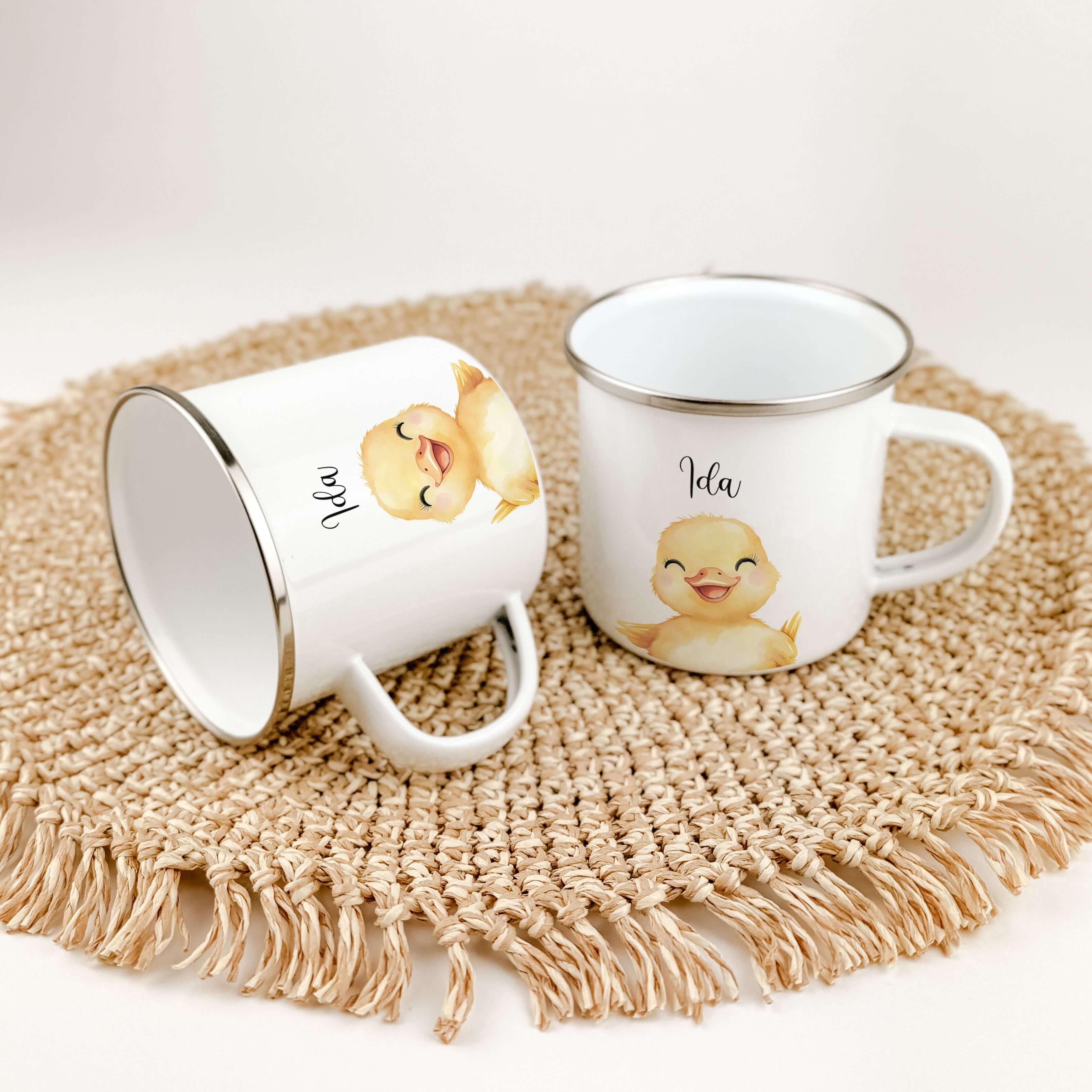 Emaille Tasse Küken Portrait-famprints-Emaille Tasse-Entdecke die bezaubernde Emaille Tasse Küken Portrait, die sich perfekt als personalisiertes Geschenk eignet! Mit einem liebevoll gestalteten Küken in Aquarell-Optik wird diese Emaille Tasse zum echten