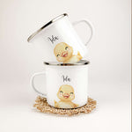 Emaille Tasse Küken Portrait-famprints-Emaille Tasse-Entdecke die bezaubernde Emaille Tasse Küken Portrait, die sich perfekt als personalisiertes Geschenk eignet! Mit einem liebevoll gestalteten Küken in Aquarell-Optik wird diese Emaille Tasse zum echten