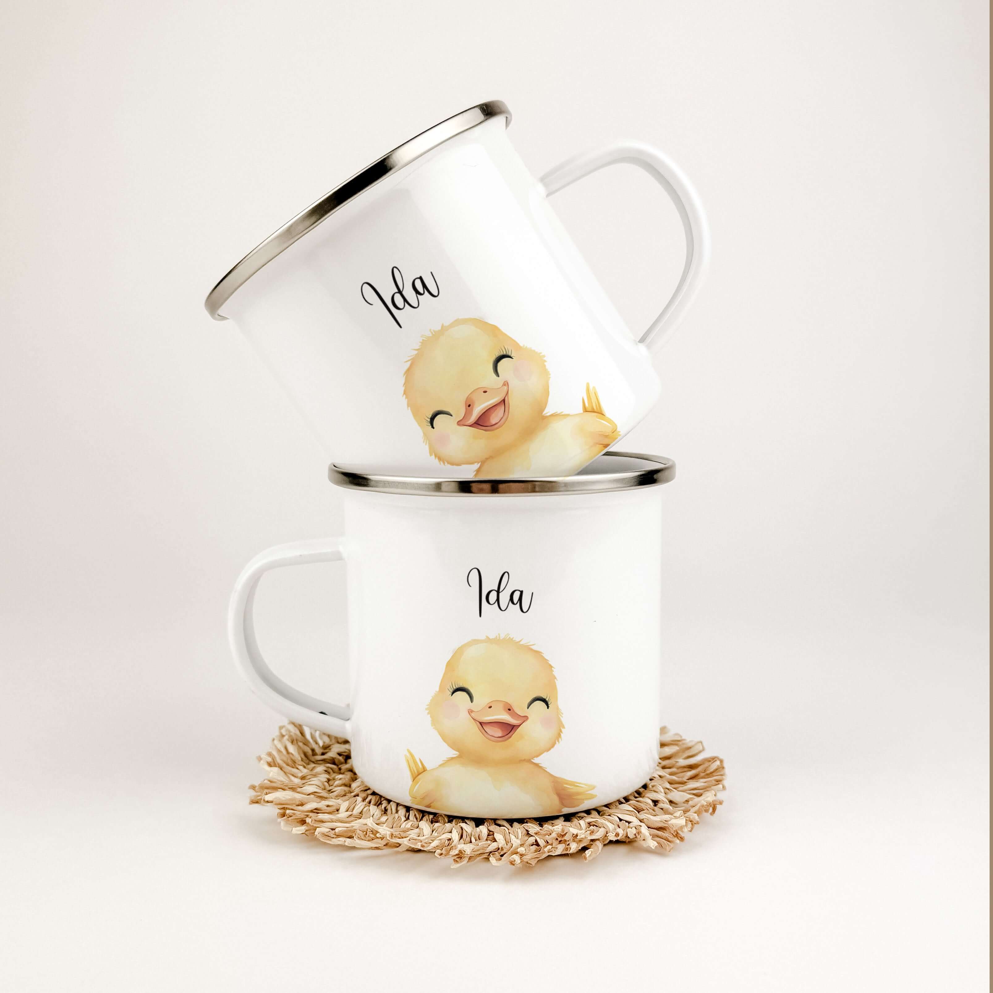 Emaille Tasse Küken Portrait-famprints-Emaille Tasse-Entdecke die bezaubernde Emaille Tasse Küken Portrait, die sich perfekt als personalisiertes Geschenk eignet! Mit einem liebevoll gestalteten Küken in Aquarell-Optik wird diese Emaille Tasse zum echten