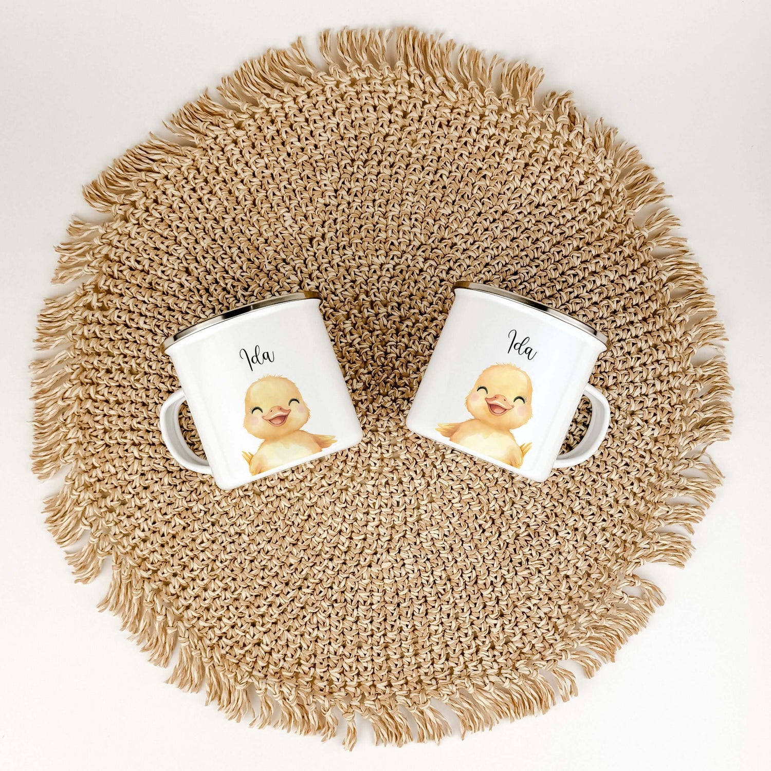Emaille Tasse Küken Portrait-famprints-Emaille Tasse-Entdecke die bezaubernde Emaille Tasse Küken Portrait, die sich perfekt als personalisiertes Geschenk eignet! Mit einem liebevoll gestalteten Küken in Aquarell-Optik wird diese Emaille Tasse zum echten