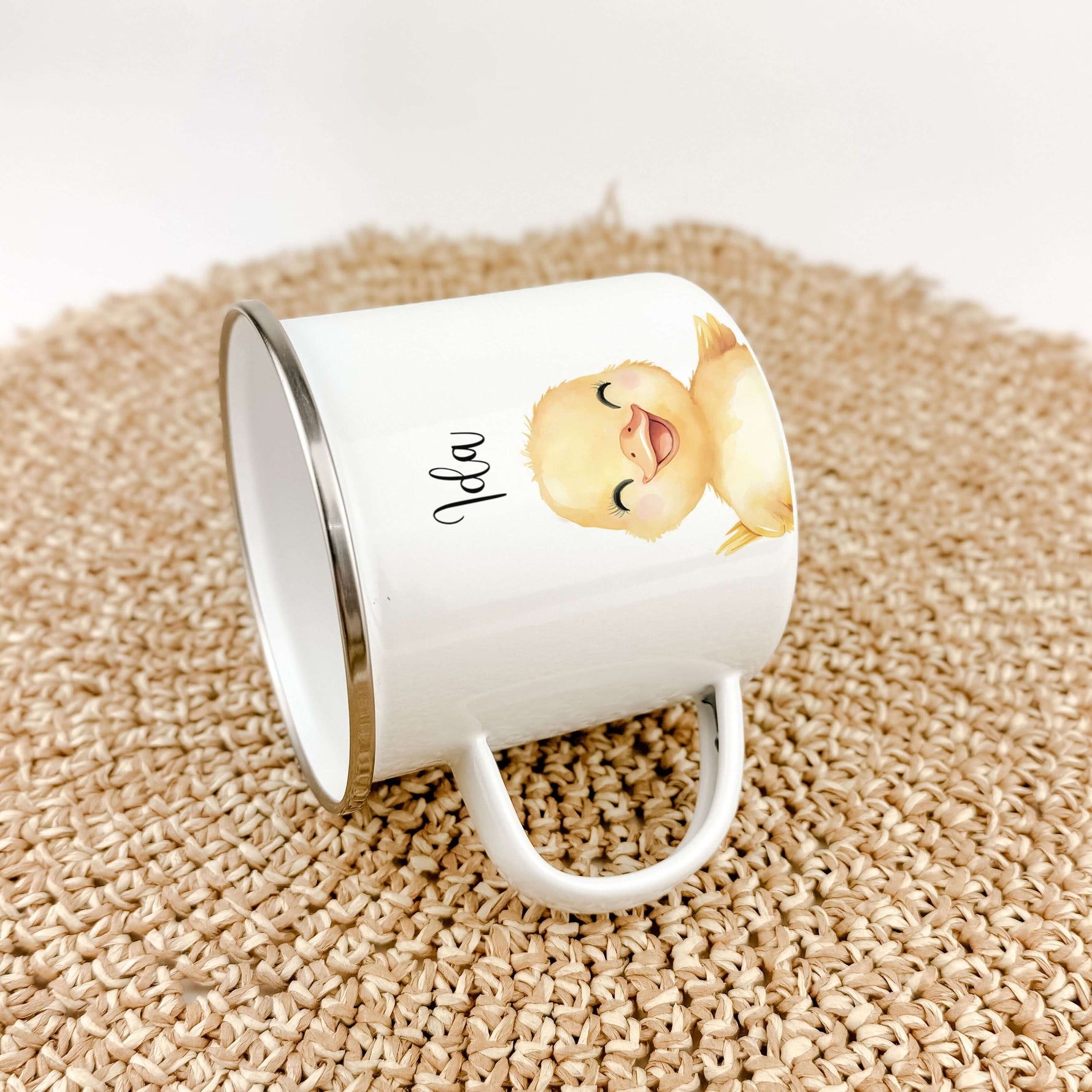 Emaille Tasse Küken Portrait-famprints-Emaille Tasse-Entdecke die bezaubernde Emaille Tasse Küken Portrait, die sich perfekt als personalisiertes Geschenk eignet! Mit einem liebevoll gestalteten Küken in Aquarell-Optik wird diese Emaille Tasse zum echten