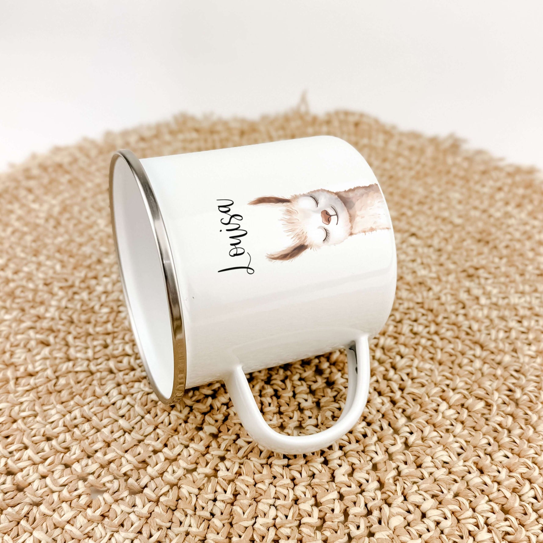 Emaille Tasse Lama Portrait-famprints-Emaille Tasse-Entdecke die charmante Emaille Tasse Lama Portrait – ein absolut einzigartiges personalisiertes Geschenk! Diese Emaille Tasse überzeugt mit einem liebevoll gestalteten Lama-Portrait in Aquarell-Optik, da