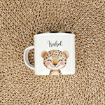 Emaille Tasse Leopard Portrait-famprints-Emaille Tasse-Entdecke die charmante Emaille Tasse Leopard Portrait – eine personalisierte Emaille Tasse, die mit einem zauberhaften Leopard-Porträt in wunderschöner Aquarell-Optik veredelt ist. Diese auffällige Ta