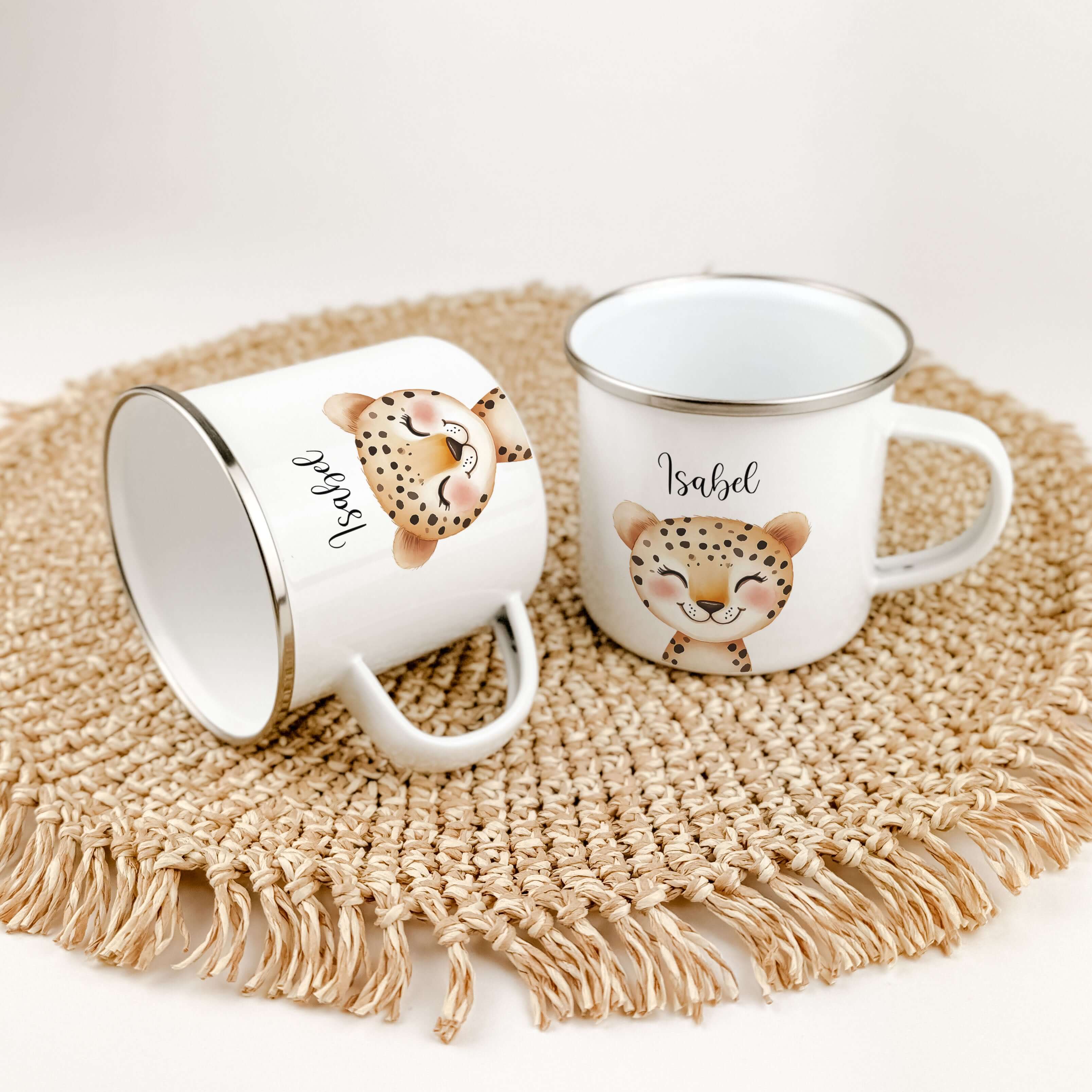 Emaille Tasse Leopard Portrait-famprints-Emaille Tasse-Entdecke die charmante Emaille Tasse Leopard Portrait – eine personalisierte Emaille Tasse, die mit einem zauberhaften Leopard-Porträt in wunderschöner Aquarell-Optik veredelt ist. Diese auffällige Ta