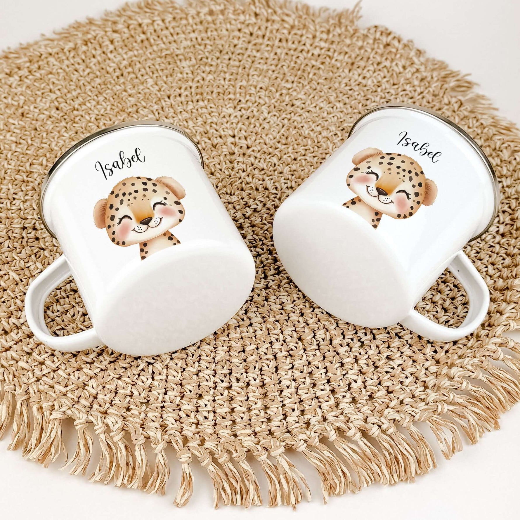 Emaille Tasse Leopard Portrait-famprints-Emaille Tasse-Entdecke die charmante Emaille Tasse Leopard Portrait – eine personalisierte Emaille Tasse, die mit einem zauberhaften Leopard-Porträt in wunderschöner Aquarell-Optik veredelt ist. Diese auffällige Ta