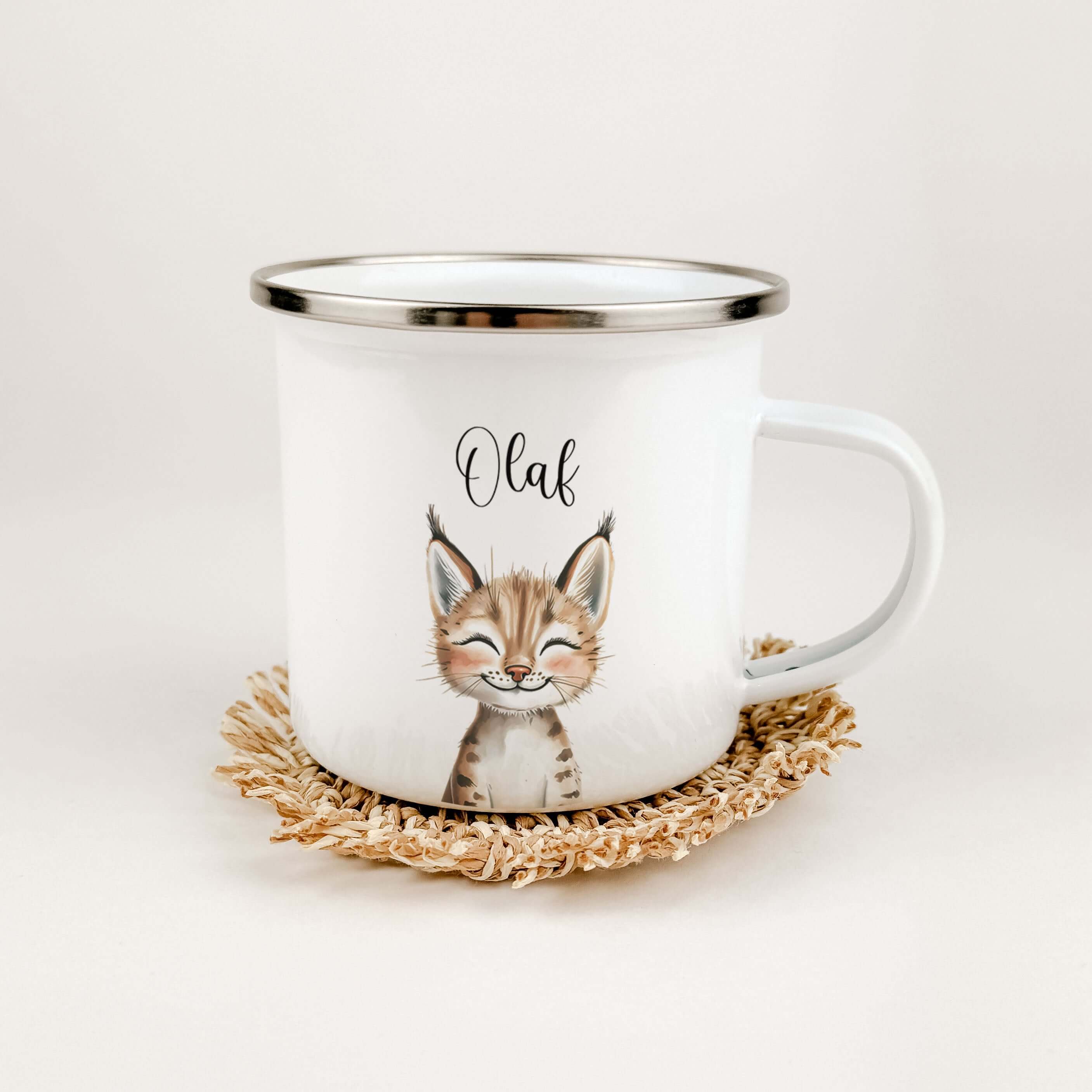 Emaille Tasse Luchs Portrait-famprints-Emaille Tasse-Entdecke die zauberhafte Emaille Tasse Luchs Portrait – das ideale personalisierte Geschenk für kleine Abenteurer! Ob zur Einschulung, Taufe oder zum Geburtstag, dieser Emaille Becher begeistert Kinder