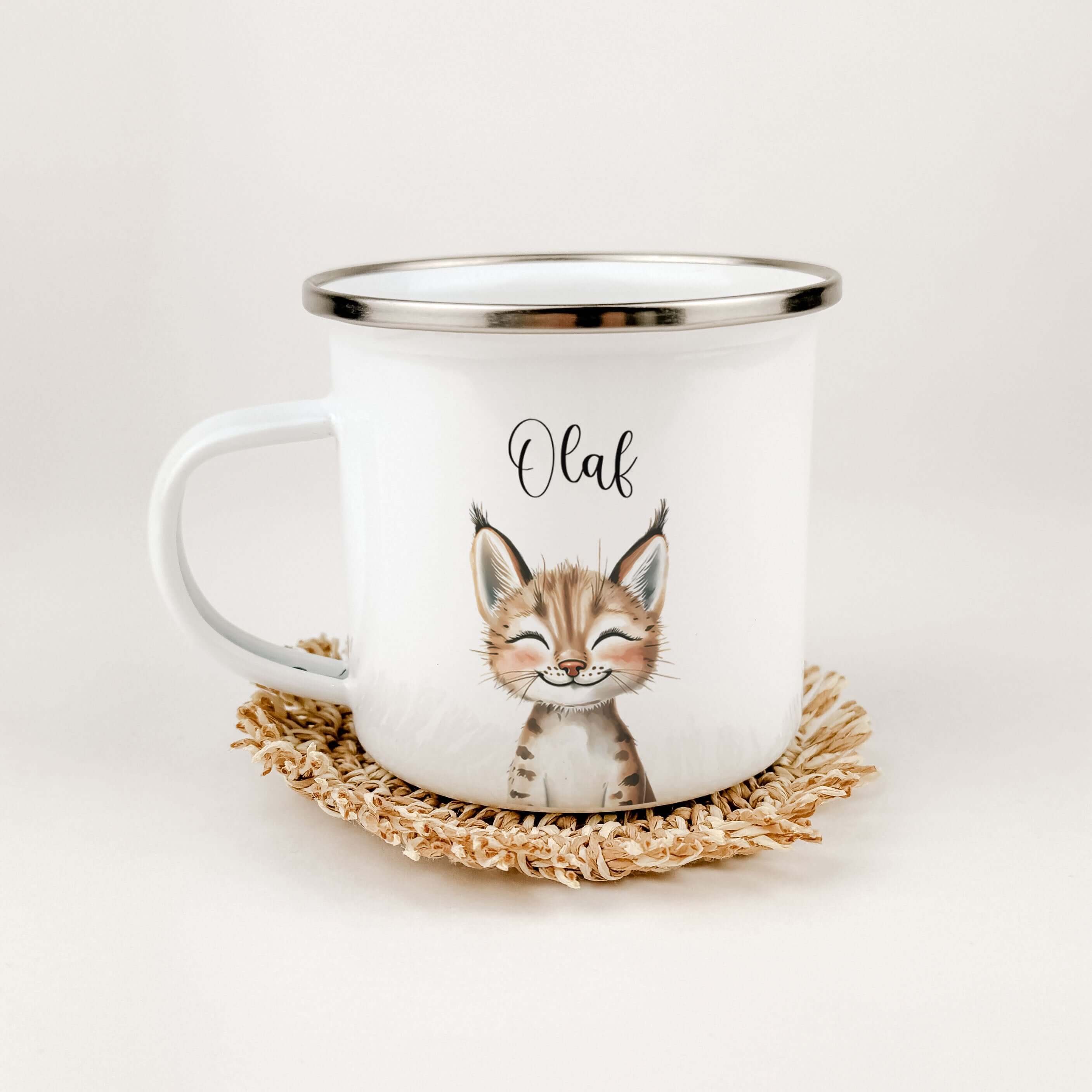 Emaille Tasse Luchs Portrait-famprints-Emaille Tasse-Entdecke die zauberhafte Emaille Tasse Luchs Portrait – das ideale personalisierte Geschenk für kleine Abenteurer! Ob zur Einschulung, Taufe oder zum Geburtstag, dieser Emaille Becher begeistert Kinder